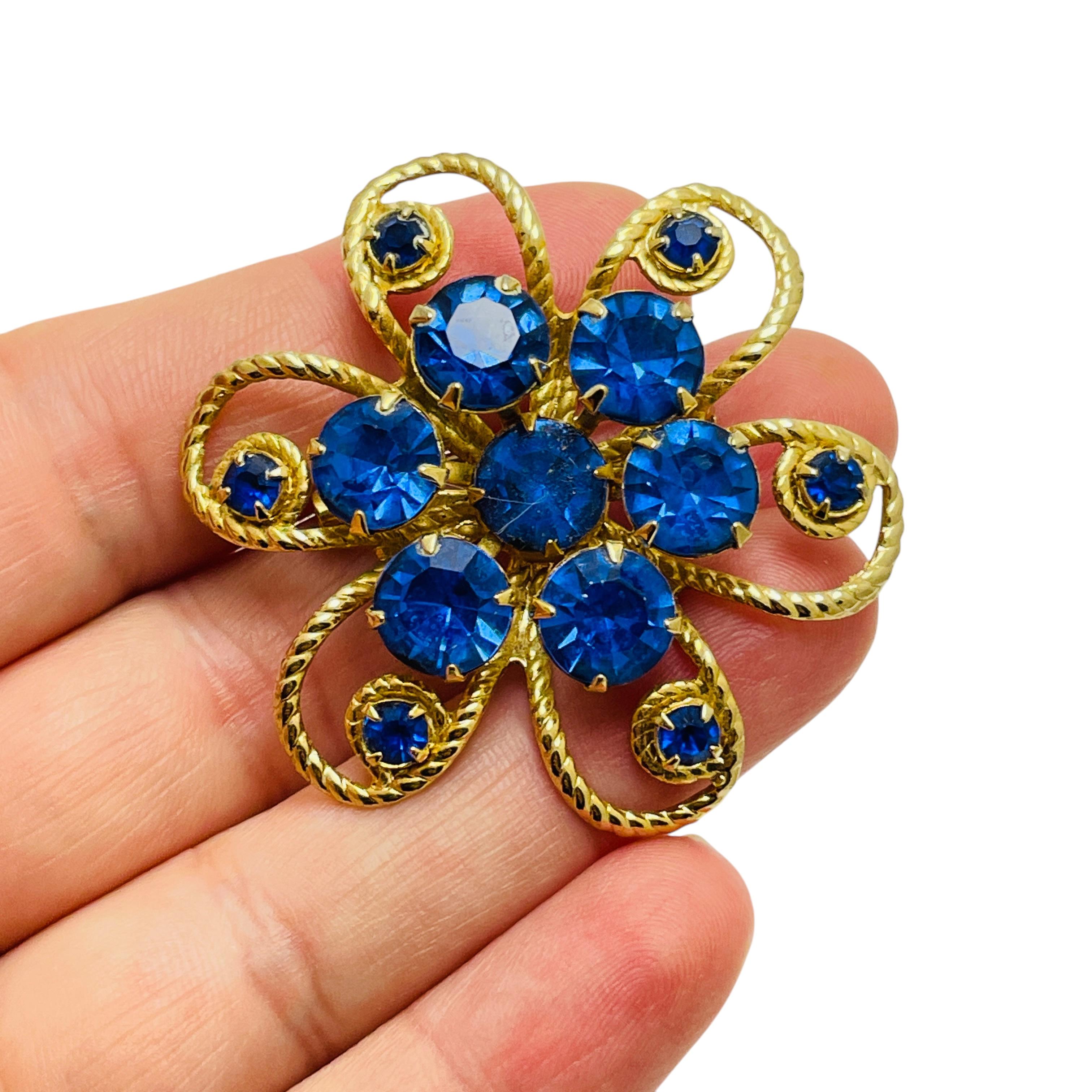 Women's Vintage gold tone sapphire blue rhinestones flower designer brooch For Sale