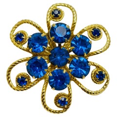 Broche vintage de diseño con flor de strass azul zafiro en tono dorado
