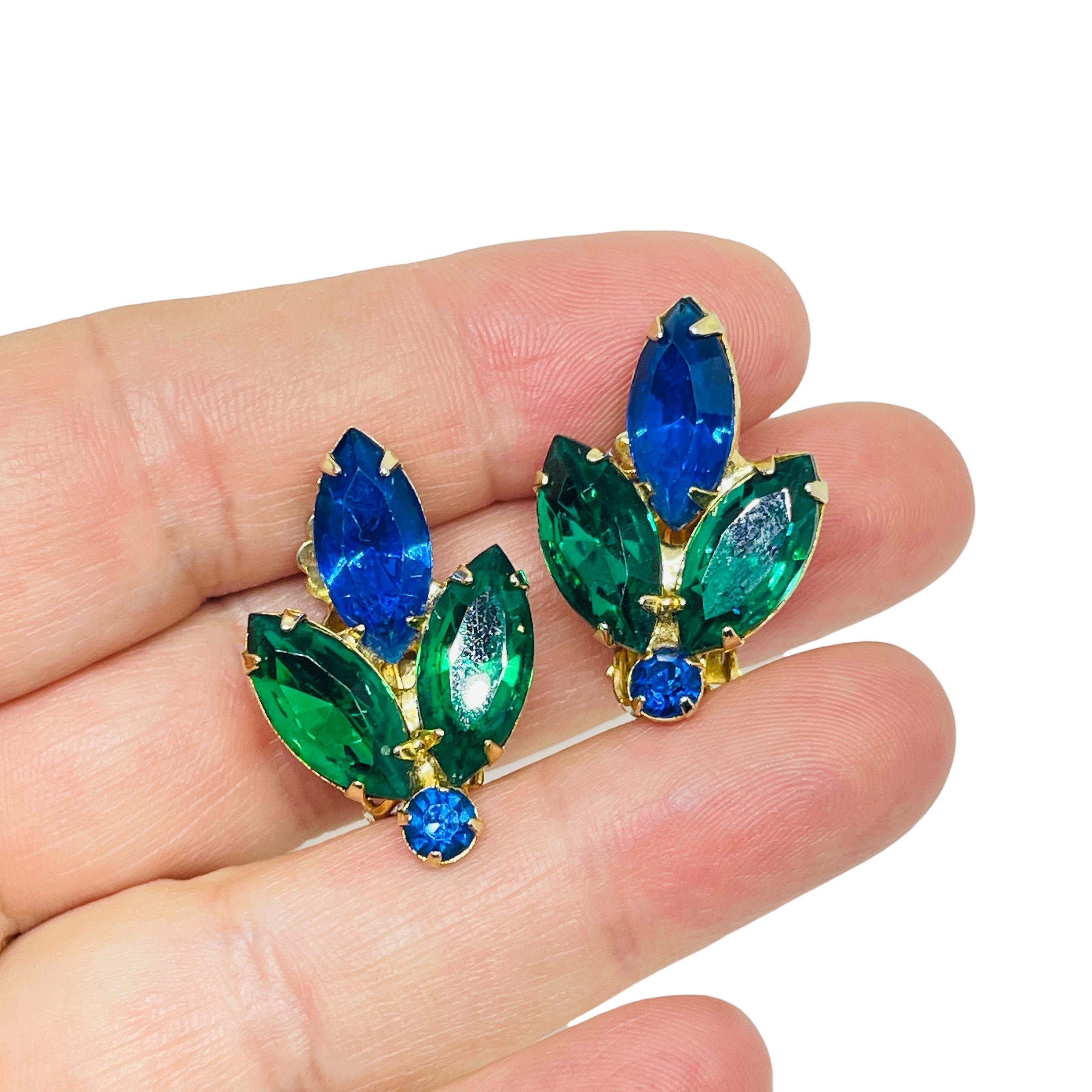 DETAILS

- • ohne Vorzeichen  

- • goldfarben mit Glassteinen

- • Vintage-Designer-Ohrringe
 
MASSNAHMEN  

- • CONDIT

- •  sehr guter Vintage-Zustand mit minimalen Gebrauchsspuren 

 Sku 57

❤️❤️   VINTAGE-DESIGNER-SCHMUCK   ❤️❤️

❤️❤️ 