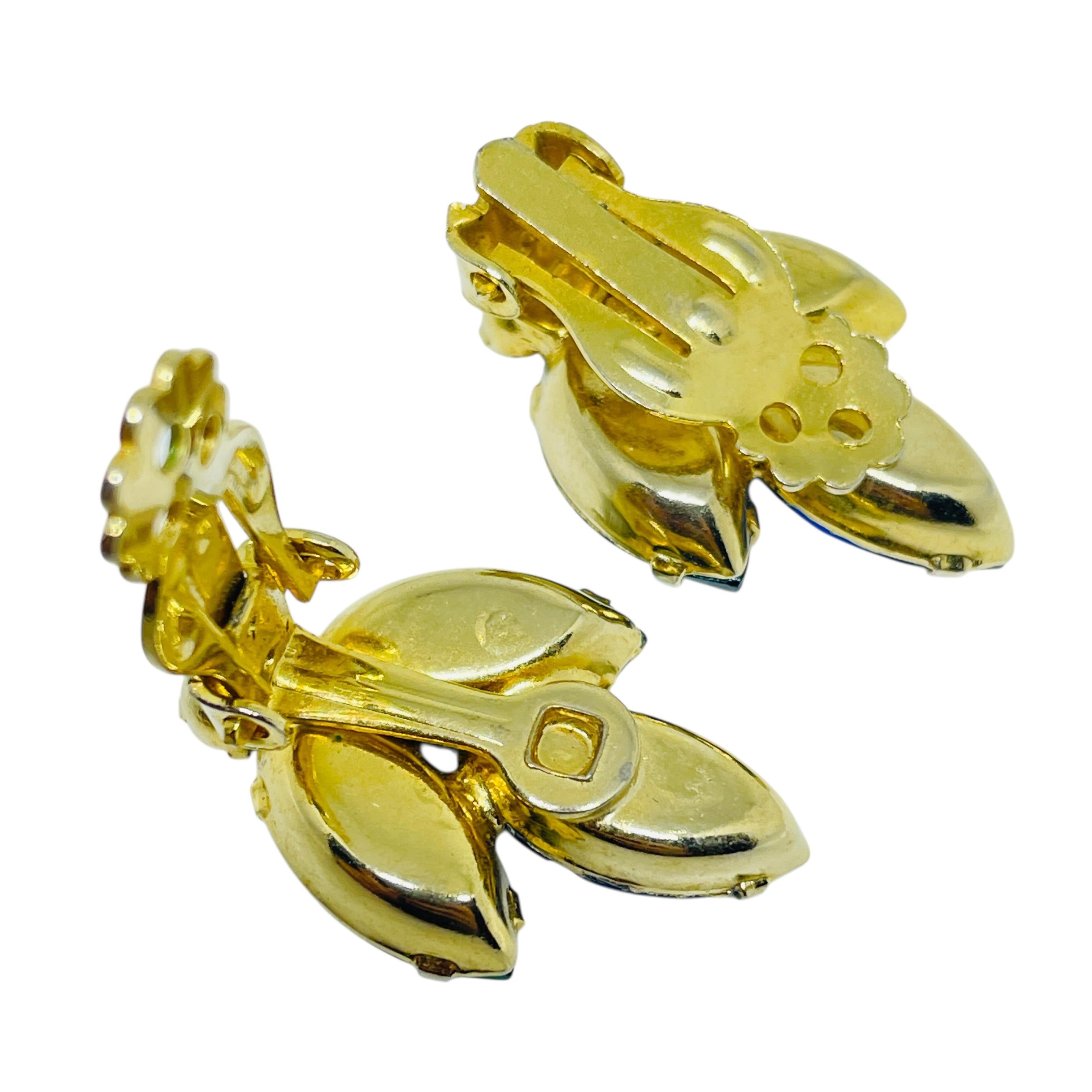 Vintage Gold Ton Saphir Smaragd Glas Designer Clip auf Ohrringe im Zustand „Gut“ im Angebot in Palos Hills, IL