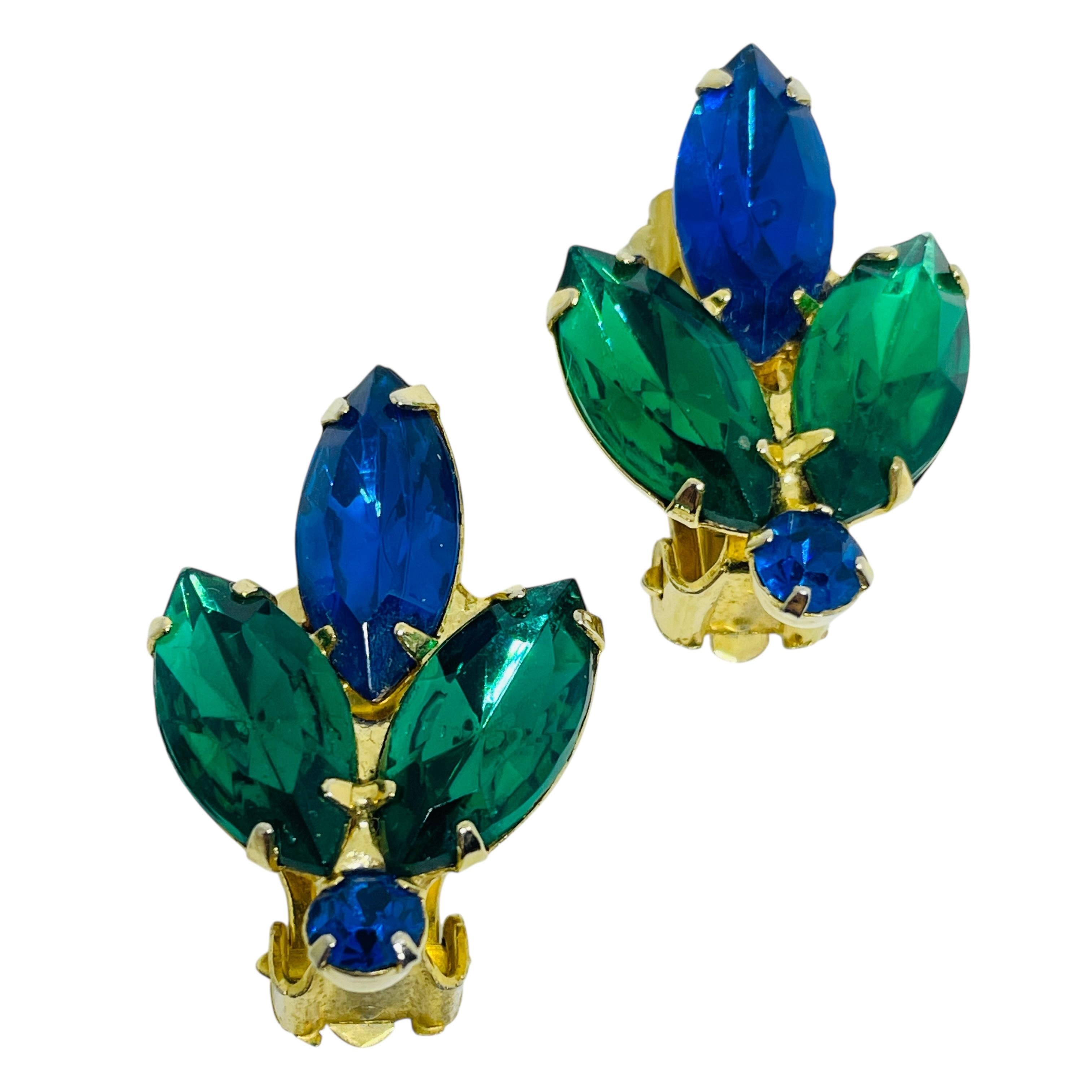 Vintage Gold Ton Saphir Smaragd Glas Designer Clip auf Ohrringe im Angebot 1