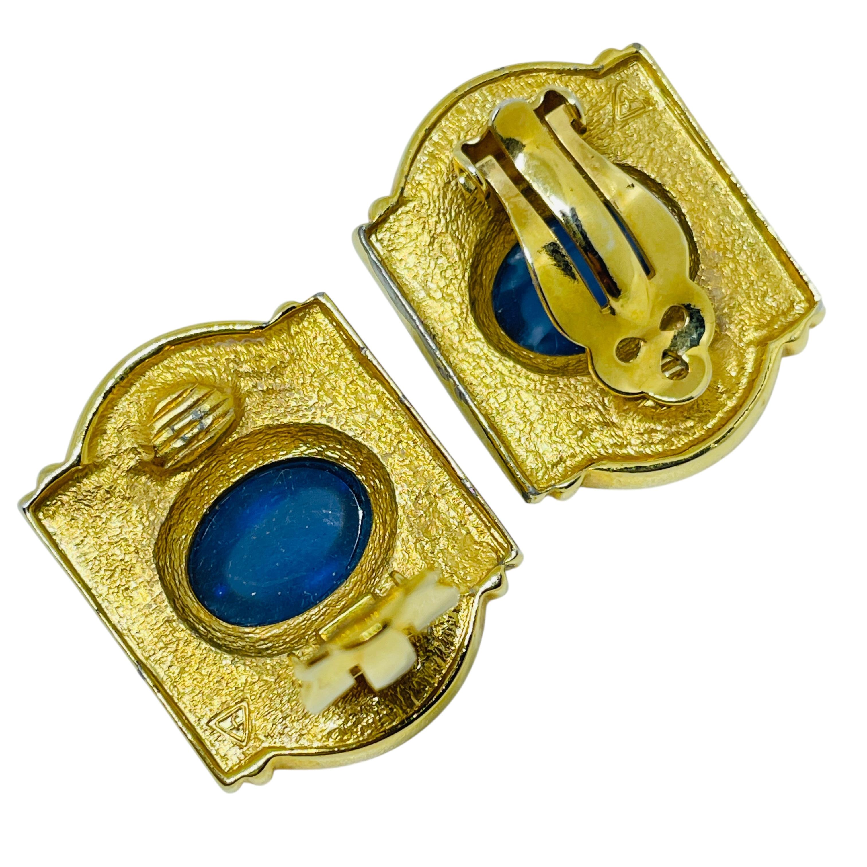 Orecchini a clip d'epoca in vetro zaffiro, designer di Jewell, tono oro In condizioni buone in vendita a Palos Hills, IL