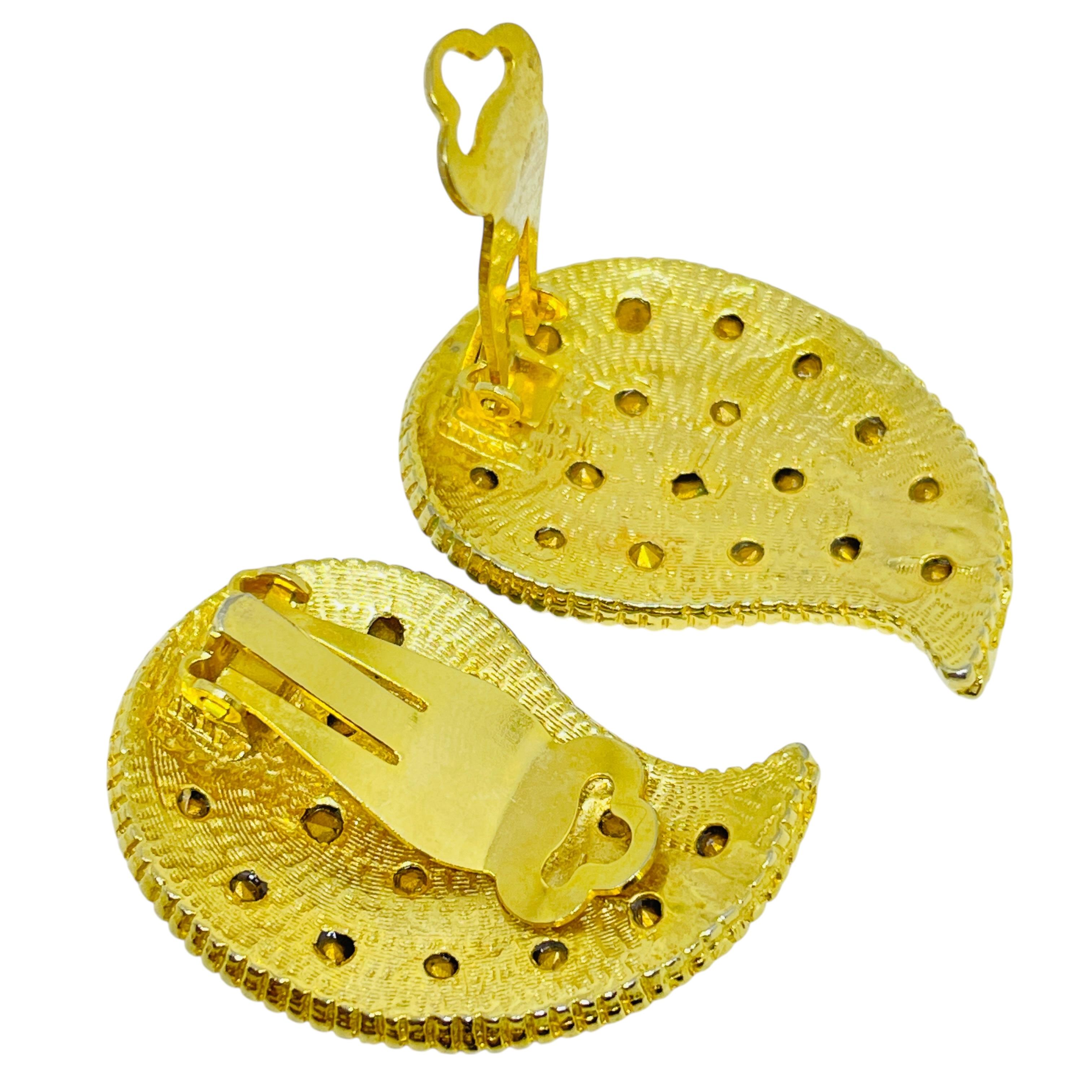 Orecchini a clip d'epoca in vetro zaffiro, designer di Jewell, tono oro In condizioni buone in vendita a Palos Hills, IL