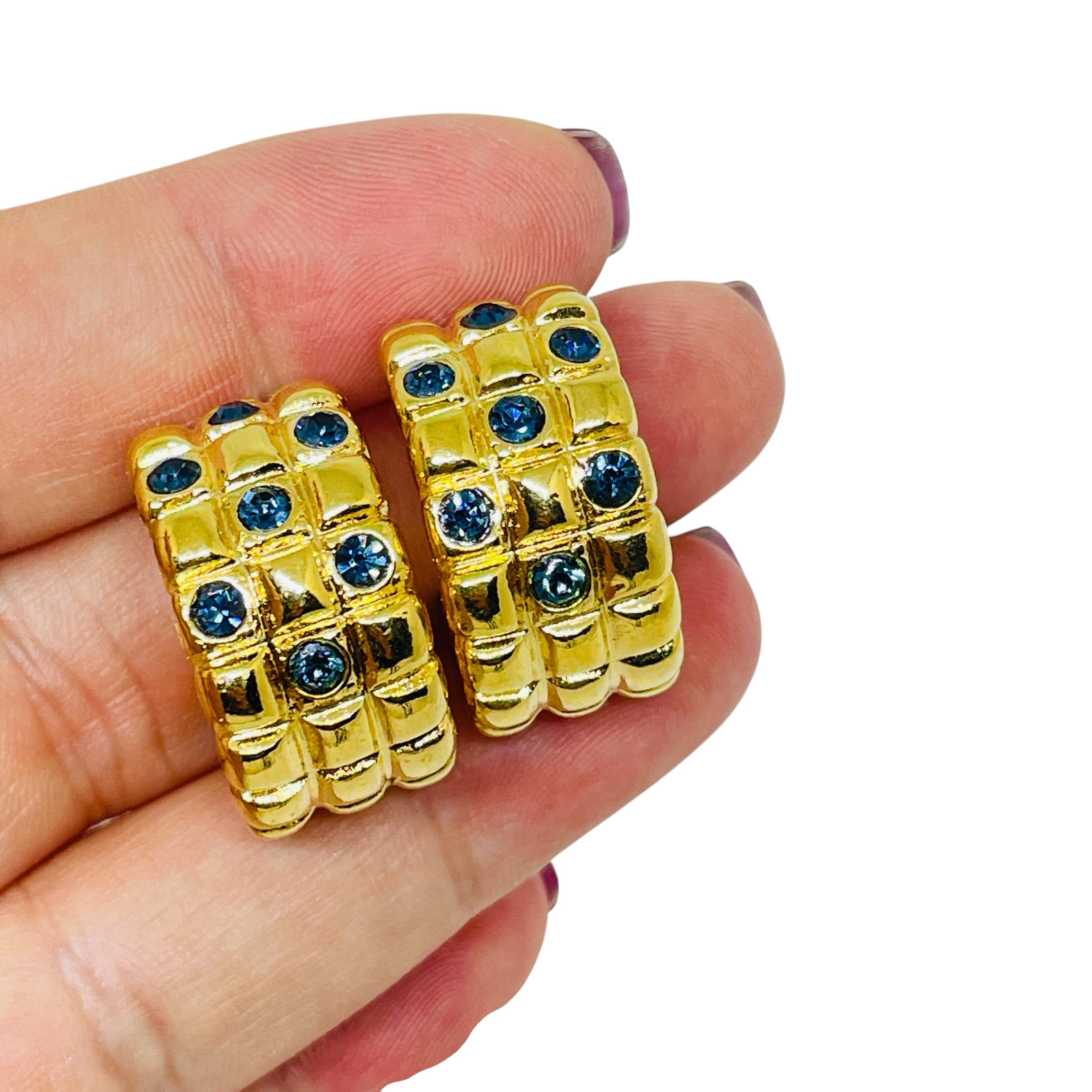 DETAILS

- • ohne Vorzeichen

- • goldfarben mit Strasssteinen

- • Vintage-Designer-Ohrringe
 
MASSNAHMEN  

- • CONDIT

- •  sehr guter Vintage-Zustand mit minimalen Gebrauchsspuren 

 Sku 54

❤️❤️   VINTAGE-DESIGNER-SCHMUCK   ❤️❤️

❤️❤️ 