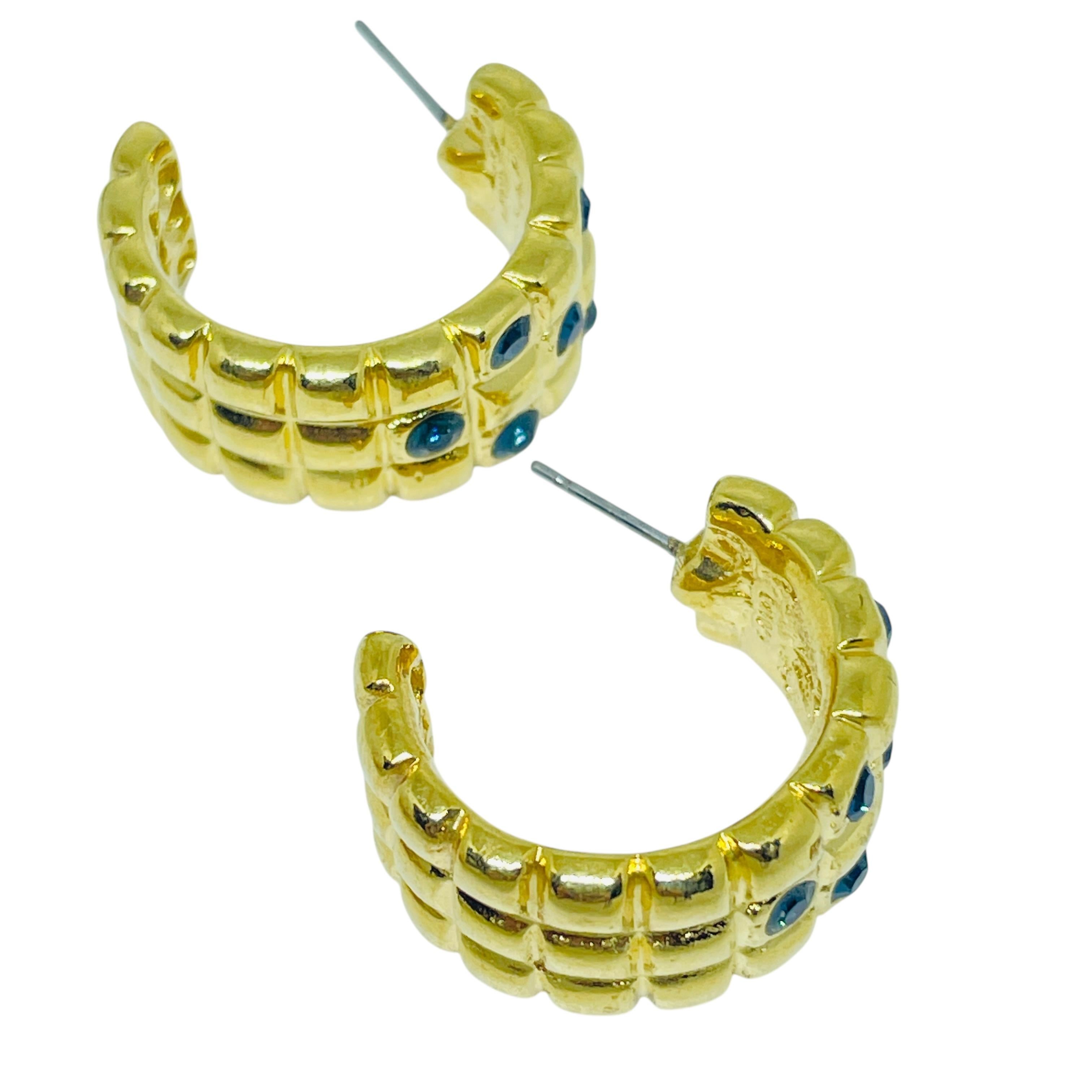 Vintage Gold Ton Saphir Strass Designer Post Ohrringe für Damen oder Herren im Angebot