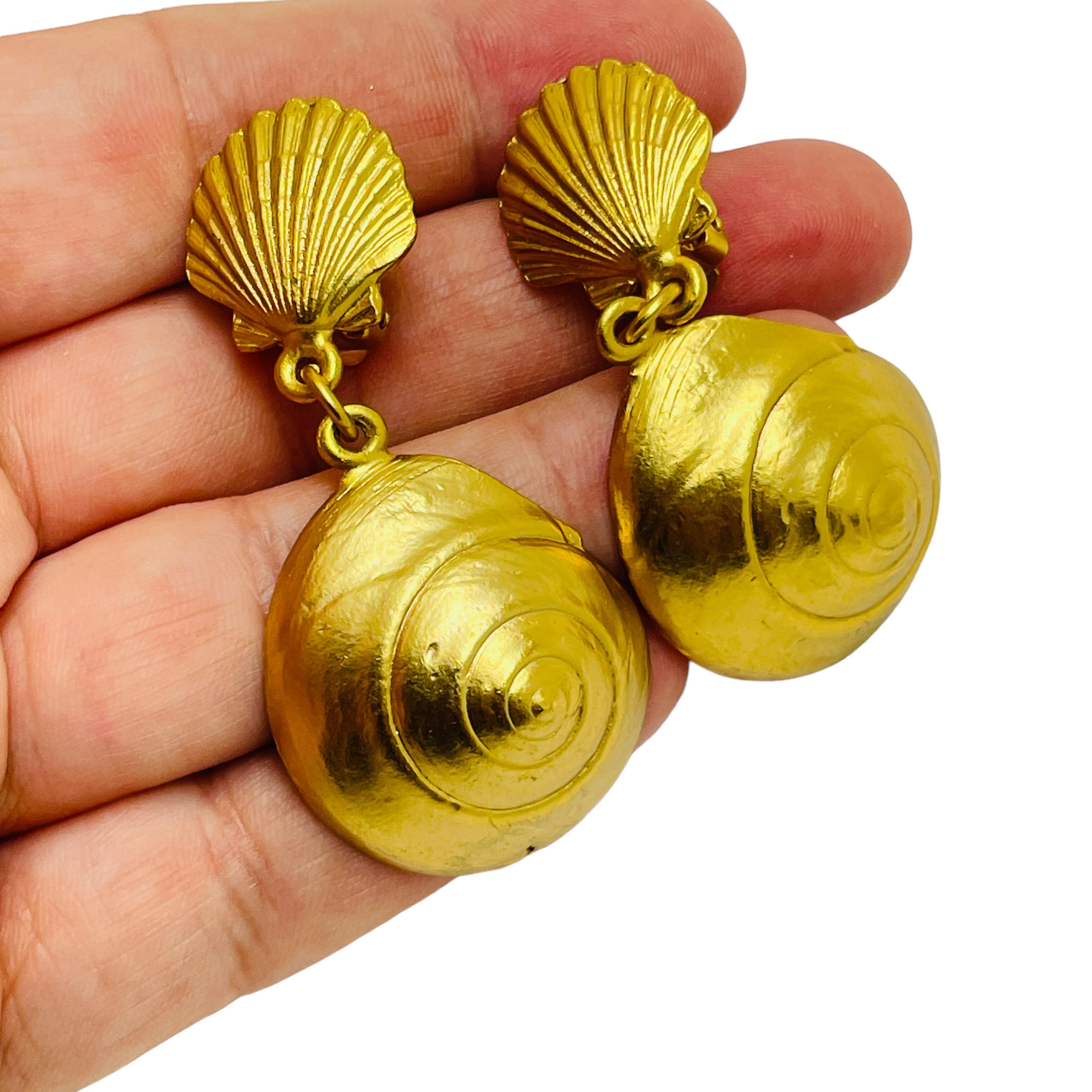 Women's Vintage gold tone seashell dangle designer clip on earrings For Sale