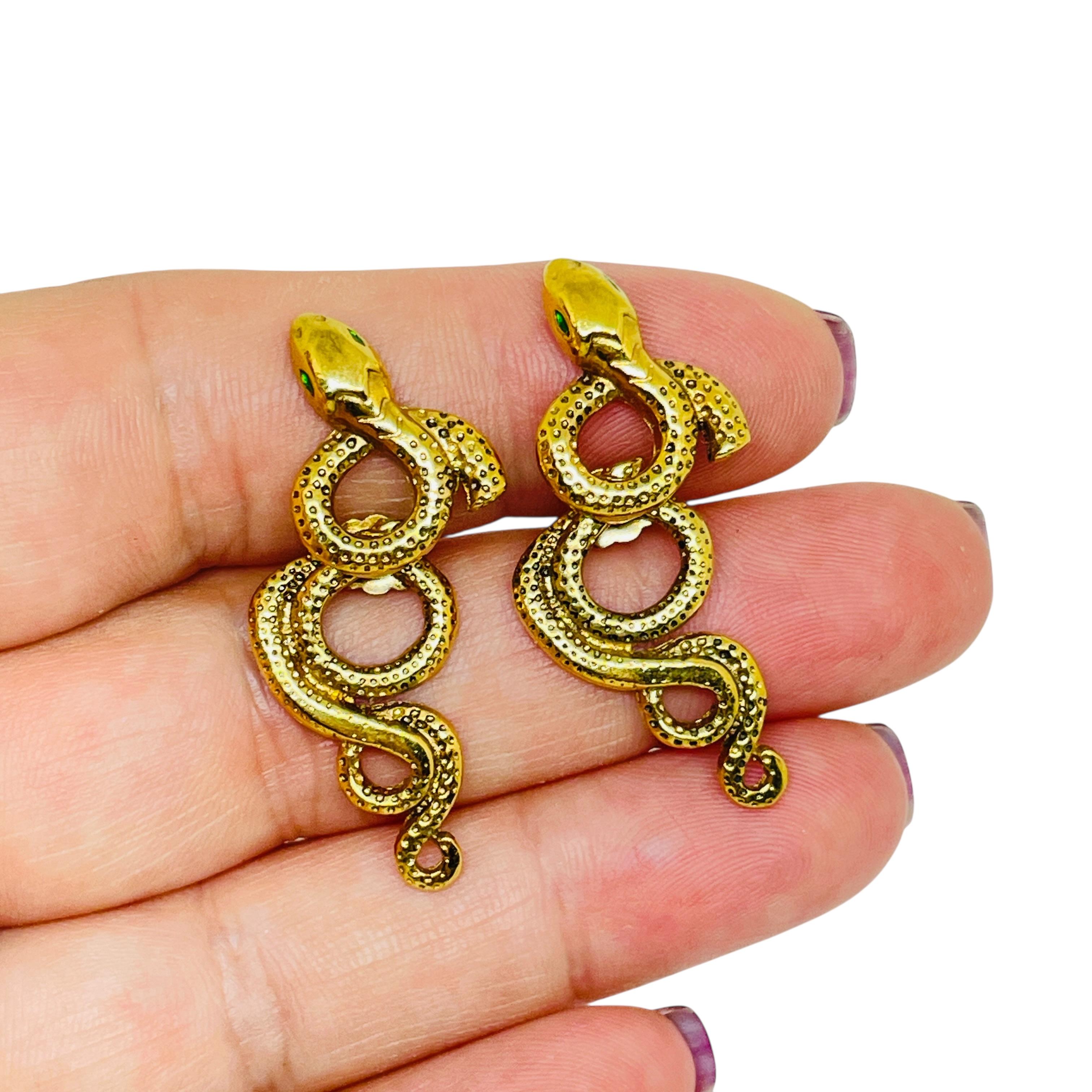 DETAILS

• signed V

• gold tone with crystals

• vintage designer earrings
 
MEASUREMENTS  

• CONDITION

•  very good vintage condition with minimal signs of wear 

 Sku 54

❤️❤️   VINTAGE DESIGNER JEWELRY   ❤️❤️

❤️❤️  ALEXANDER’S BOUTIQUE  ❤️❤️