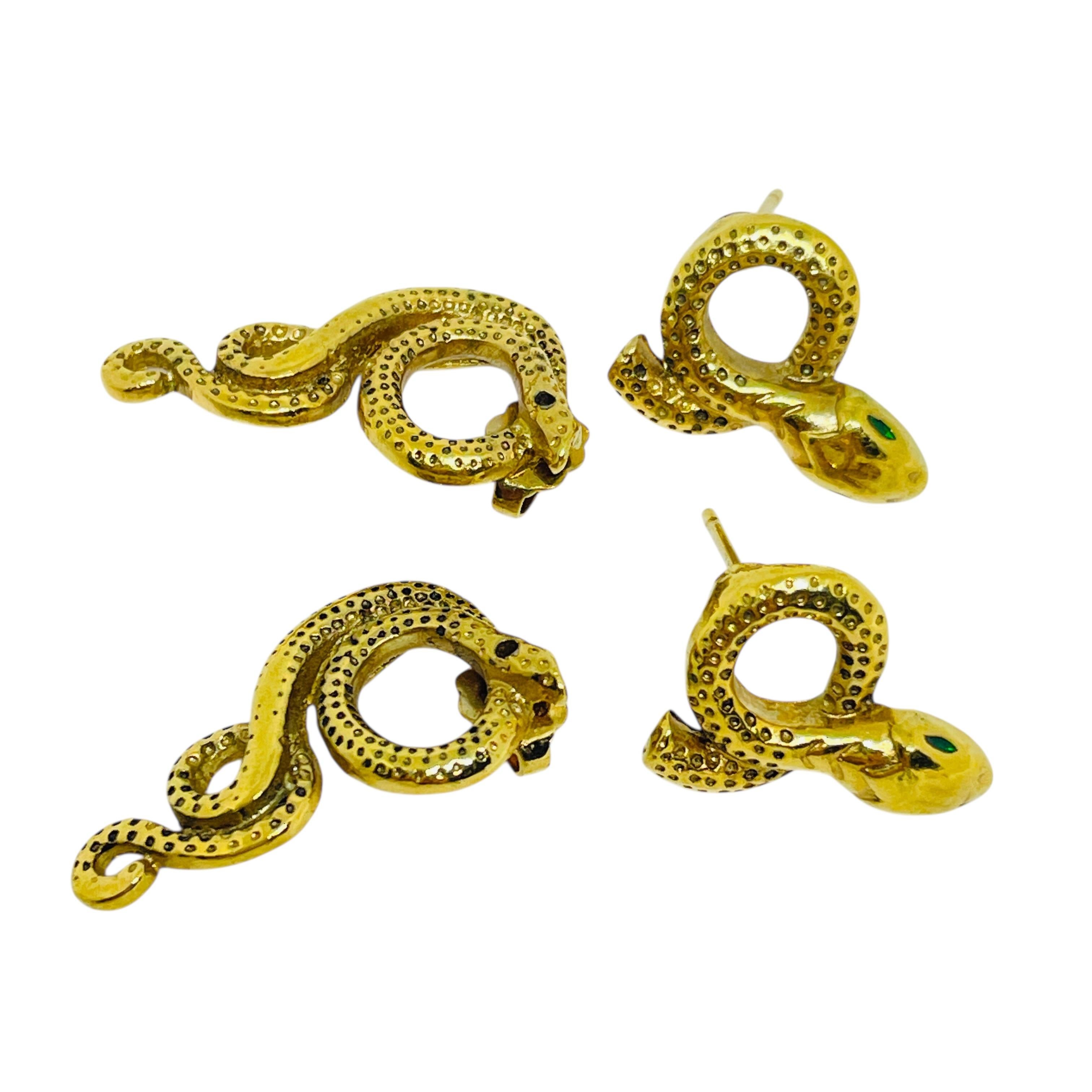 Vintage gold tone signed V pink snake emerald crystal eyes designer earrings In Good Condition For Sale In Palos Hills, IL