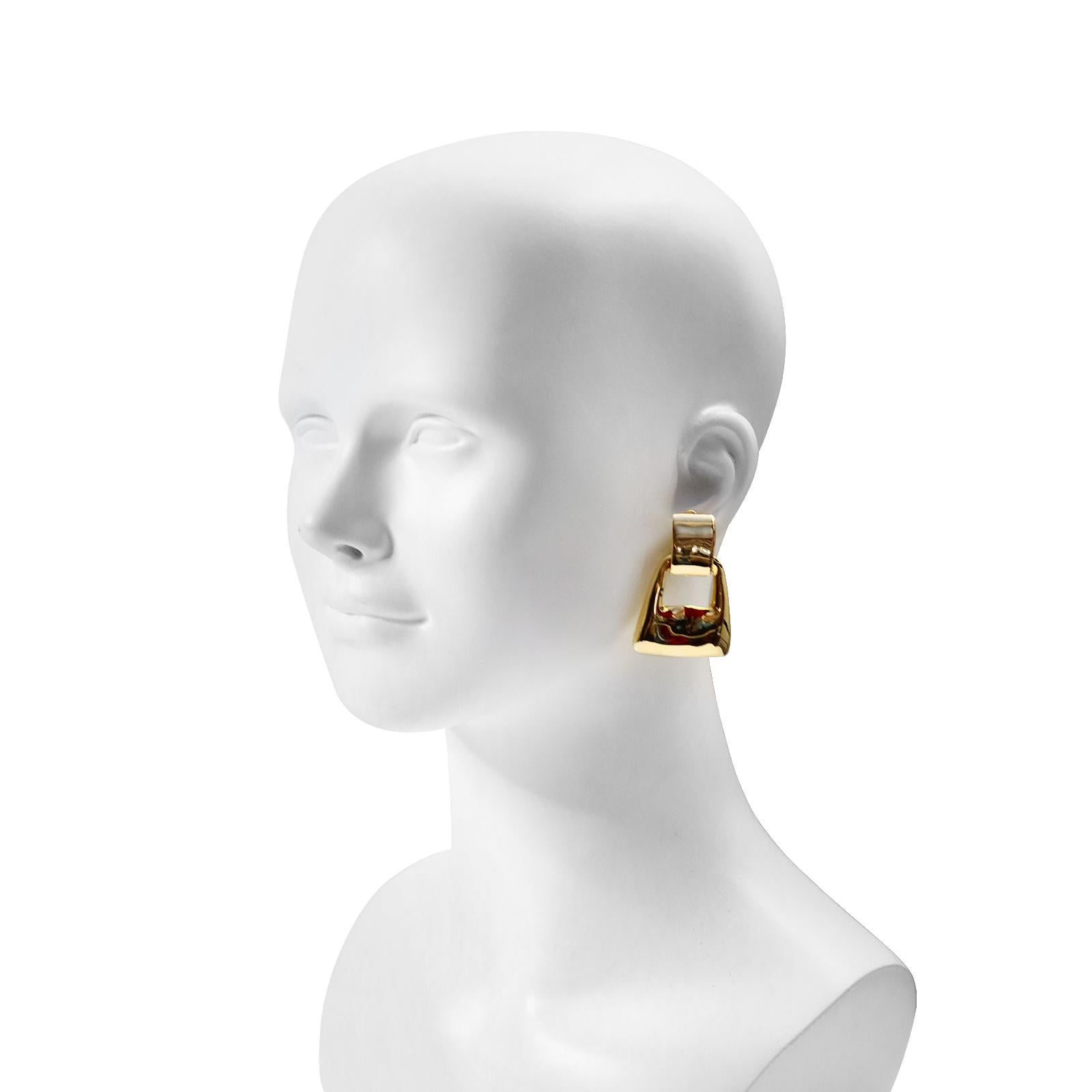 Pendientes colgantes cuadrados vintage en tono dorado Circa años 80 en Bueno estado para la venta en New York, NY