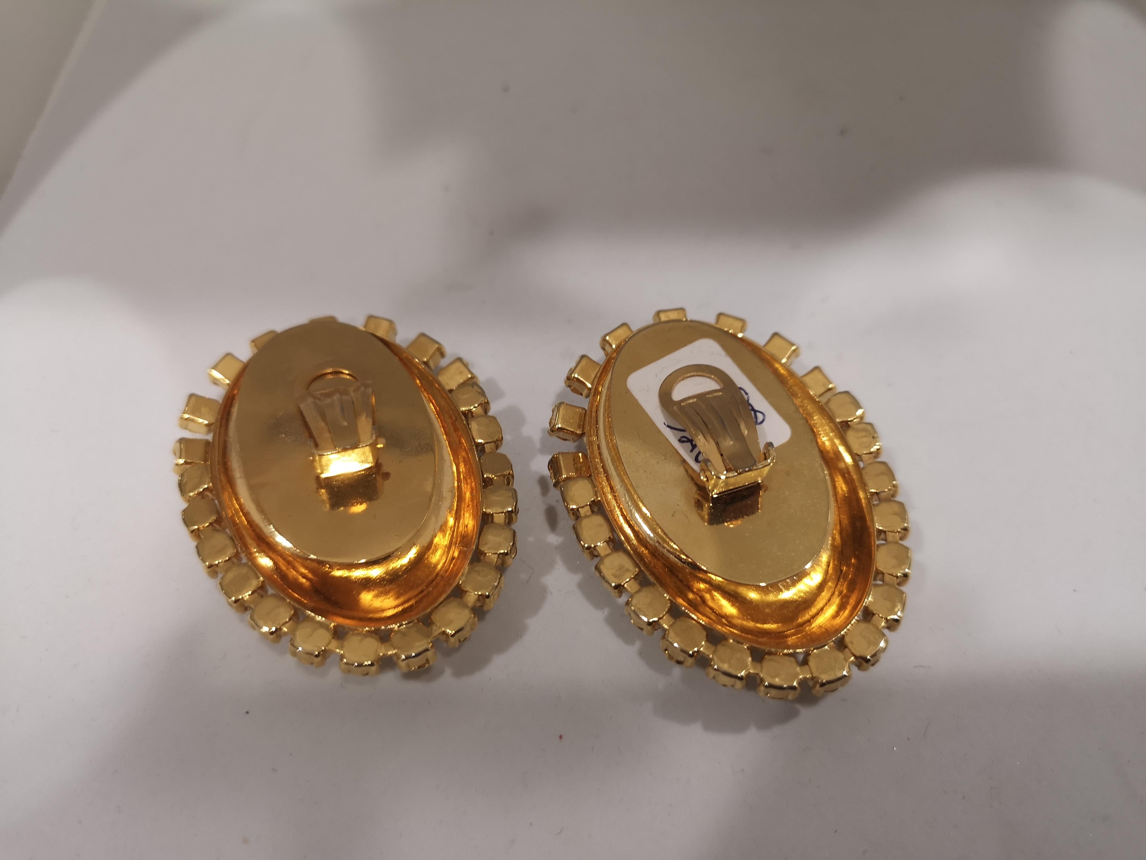 Vintage gold tone swarovski and stone pendant clip on earrings
6x4 cm
