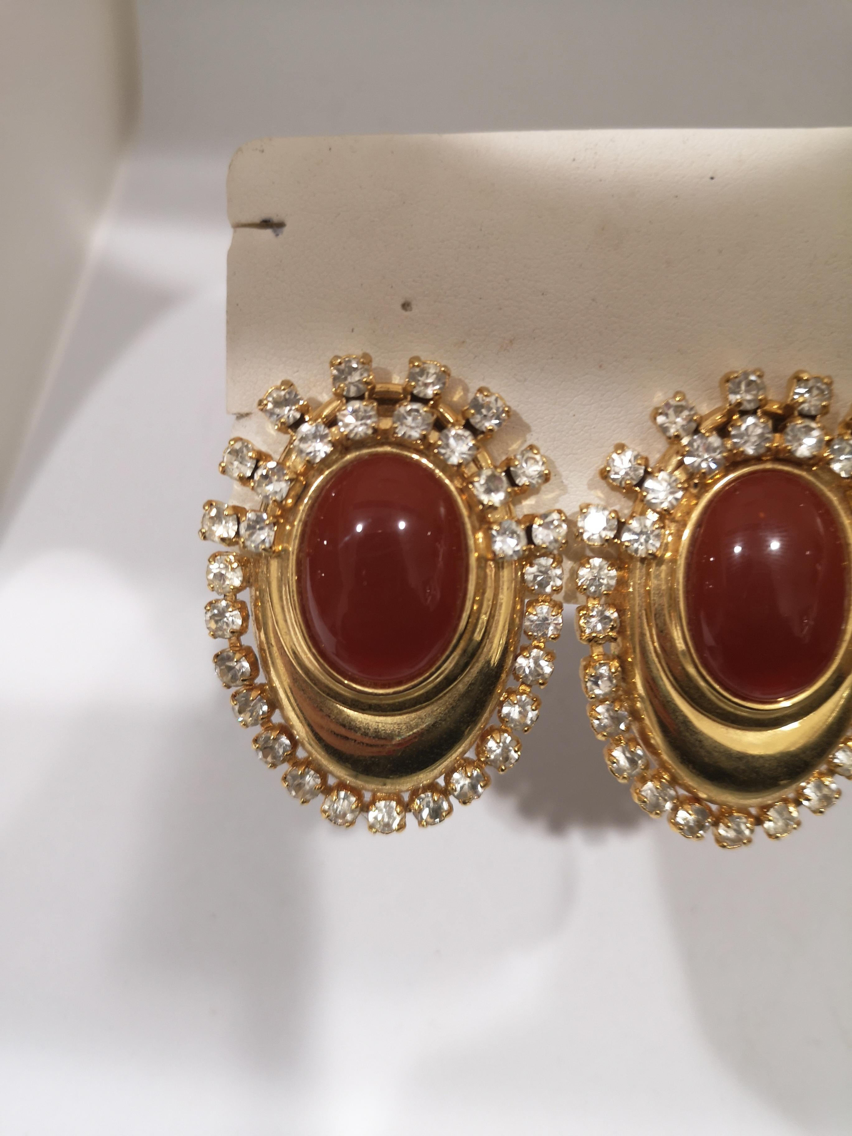 Vintage gold tone swarovski and stone pendant clip on earrings In Good Condition In Capri, IT