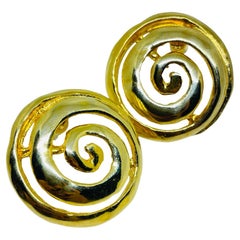 Boucles d
oreilles percées vintage avec tourbillon en ton or