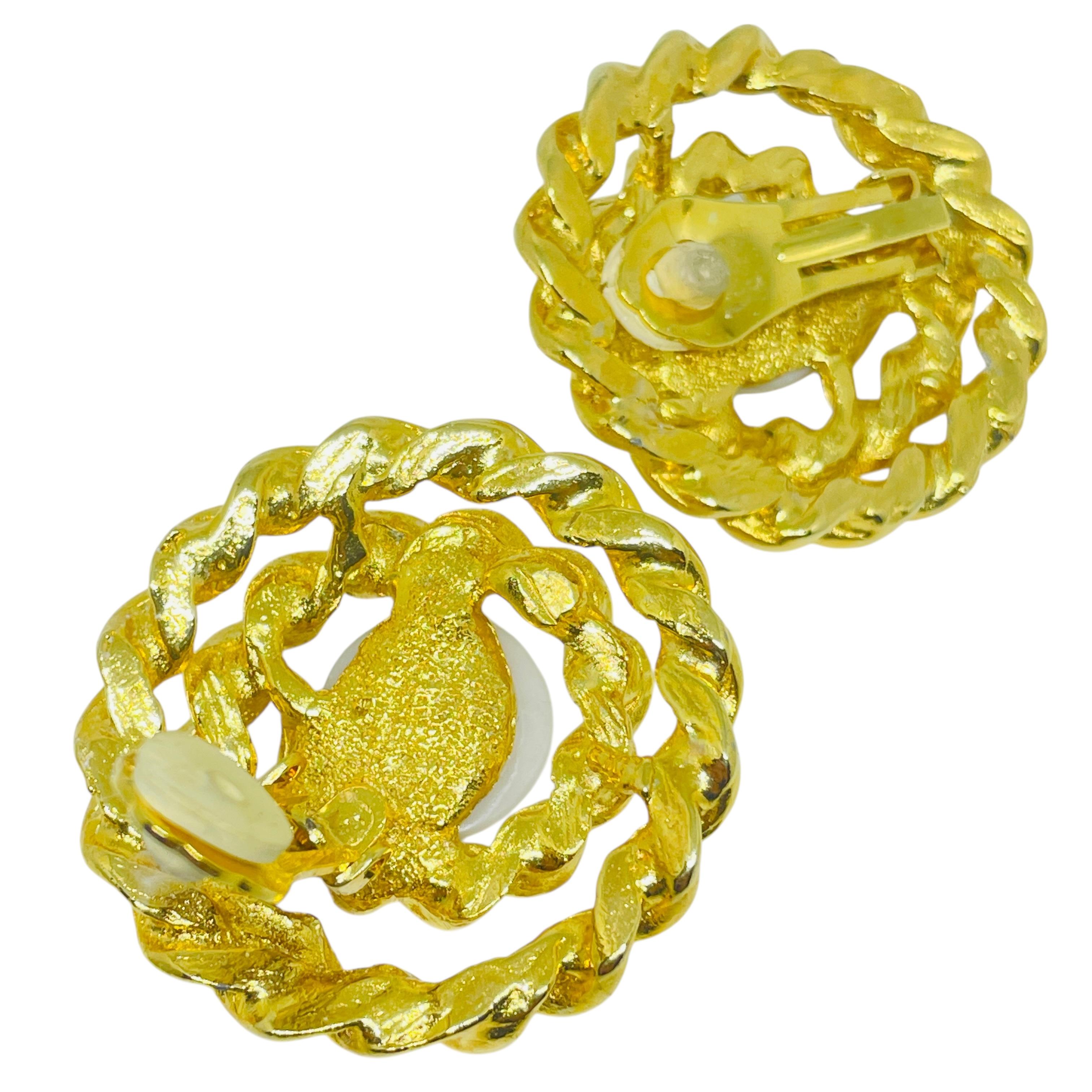 Vintage gold tone swirl faux pearl designer 80's clip on earrings In Good Condition For Sale In Palos Hills, IL