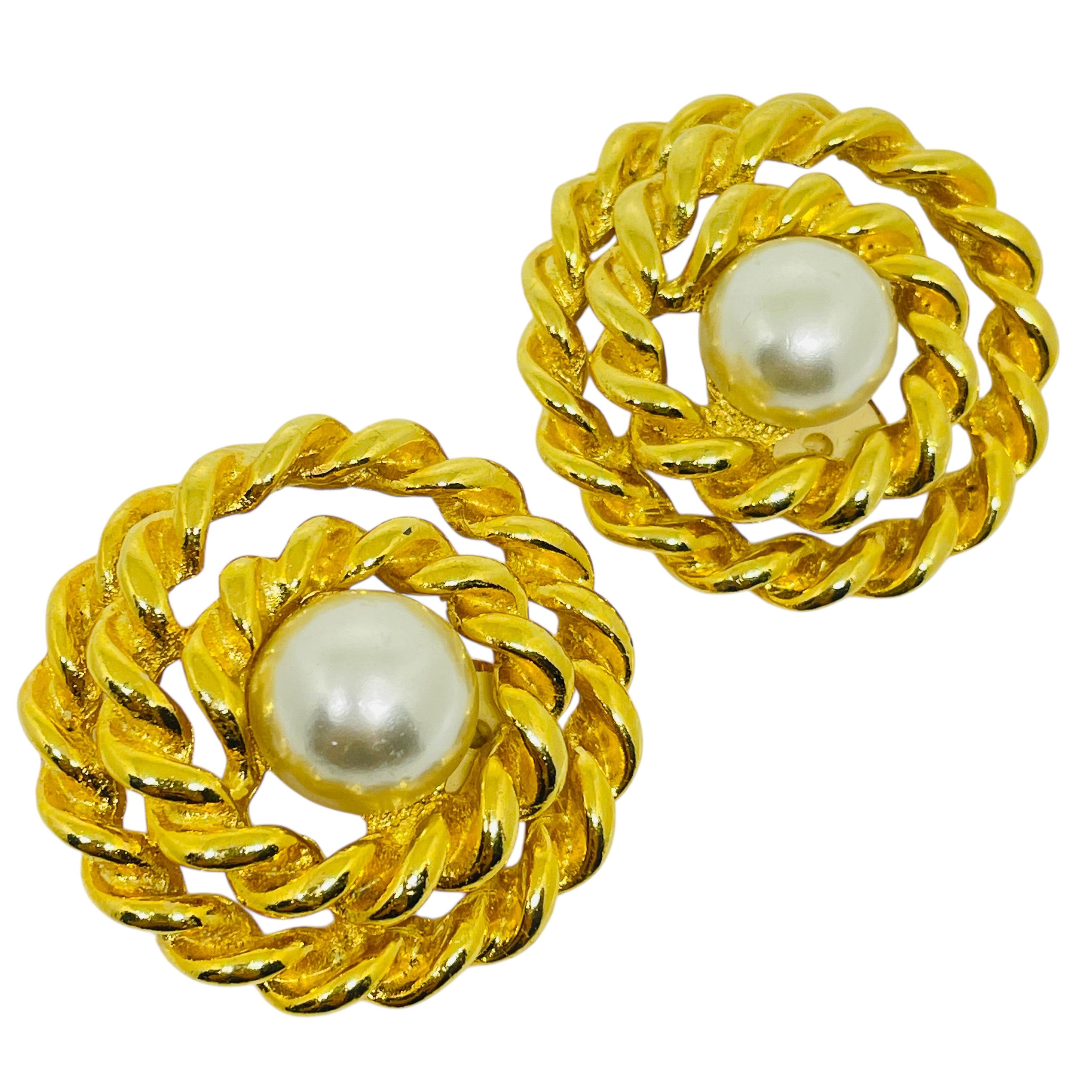 Vintage gold tone swirl faux pearl designer 80's clip on earrings For Sale 1