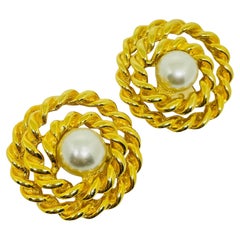 Boucles d
oreilles à clip vintage en fausse perle avec tourbillon de couleur or des années 80