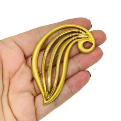 Vintage gold tone swirl leaf designer brooch