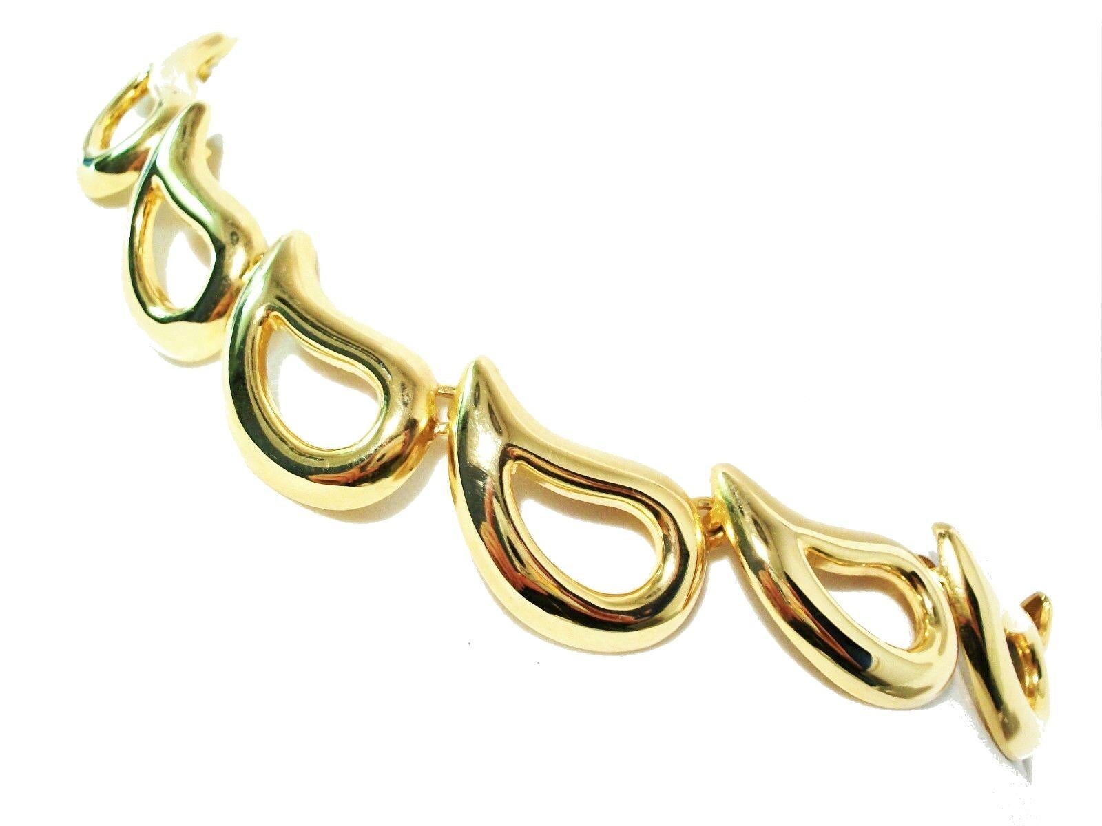 Modern Vintage Gold Tone Teardrop Design Necklace - Toggle Closure - Unsigned - C. 1980 For Sale