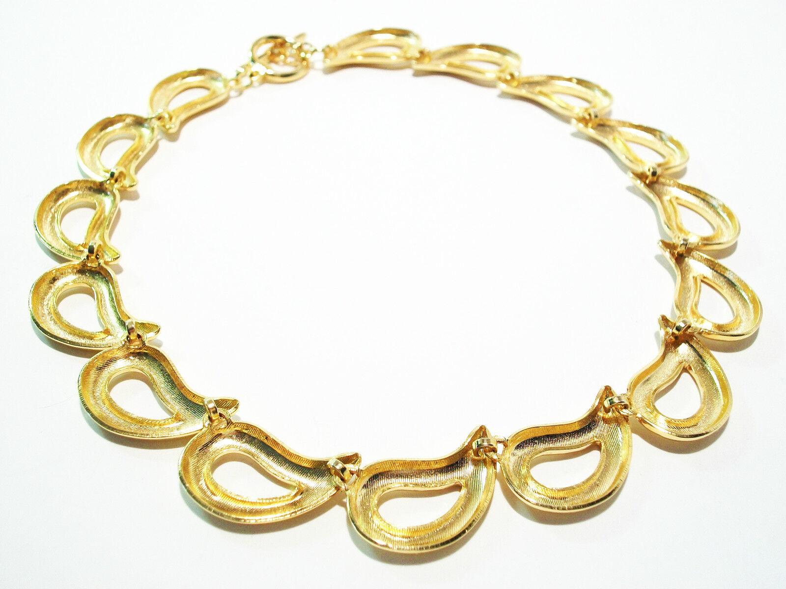 Vintage Gold Tone Teardrop Design Necklace - Toggle Closure - Unsigned - C. 1980 For Sale 3