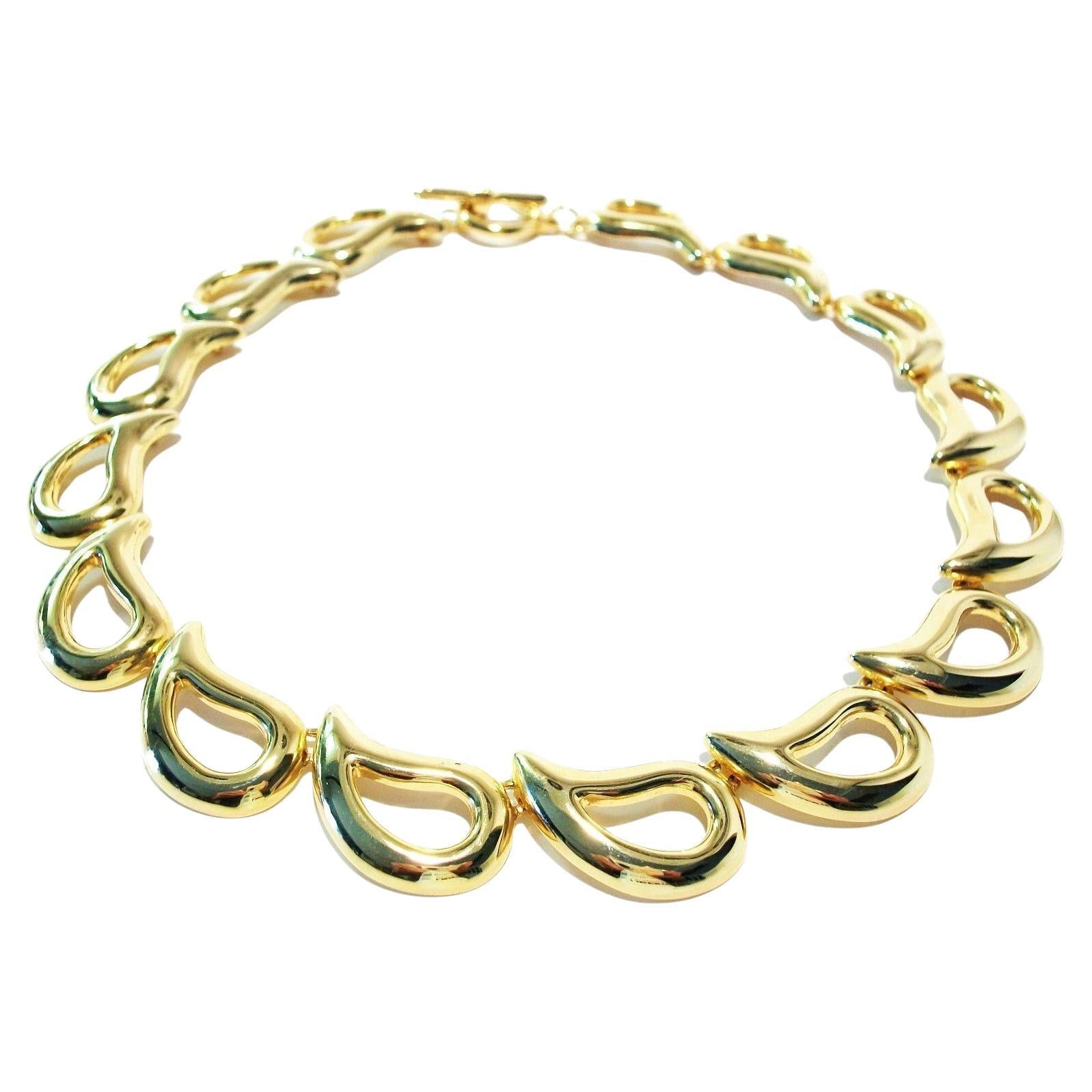 Vintage Gold Tone Teardrop Design Necklace - Toggle Closure - Unsigned - C. 1980 For Sale