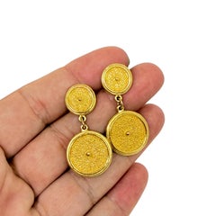 Vintage-Ohrringe im Goldton mit strukturierter Oberfläche – Designer-Ohrstecker mit Hängern