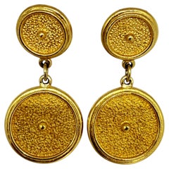 Vintage-Ohrringe im Goldton mit strukturierter Oberfläche – Designer-Ohrstecker mit Hängern