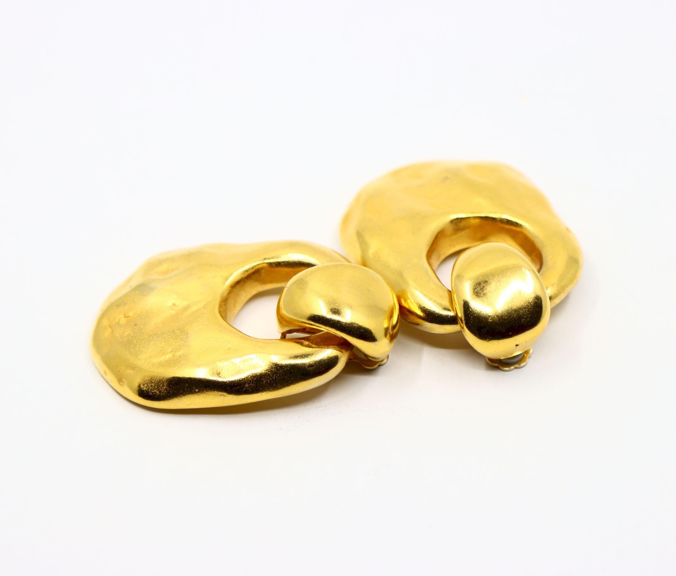 Vintage Gold Tone Textur große Ohrringe im Angebot 1