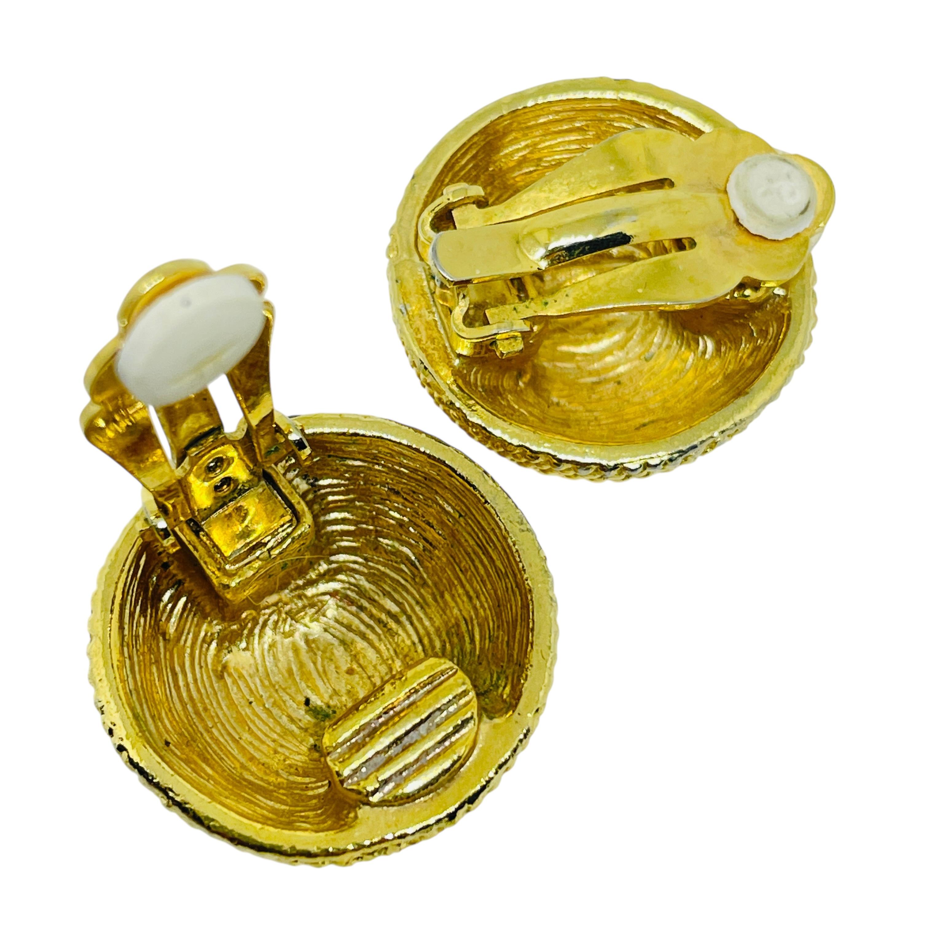 Vintage Goldton strukturierte Kuppel Designer Clip auf Ohrringe im Zustand „Gut“ im Angebot in Palos Hills, IL
