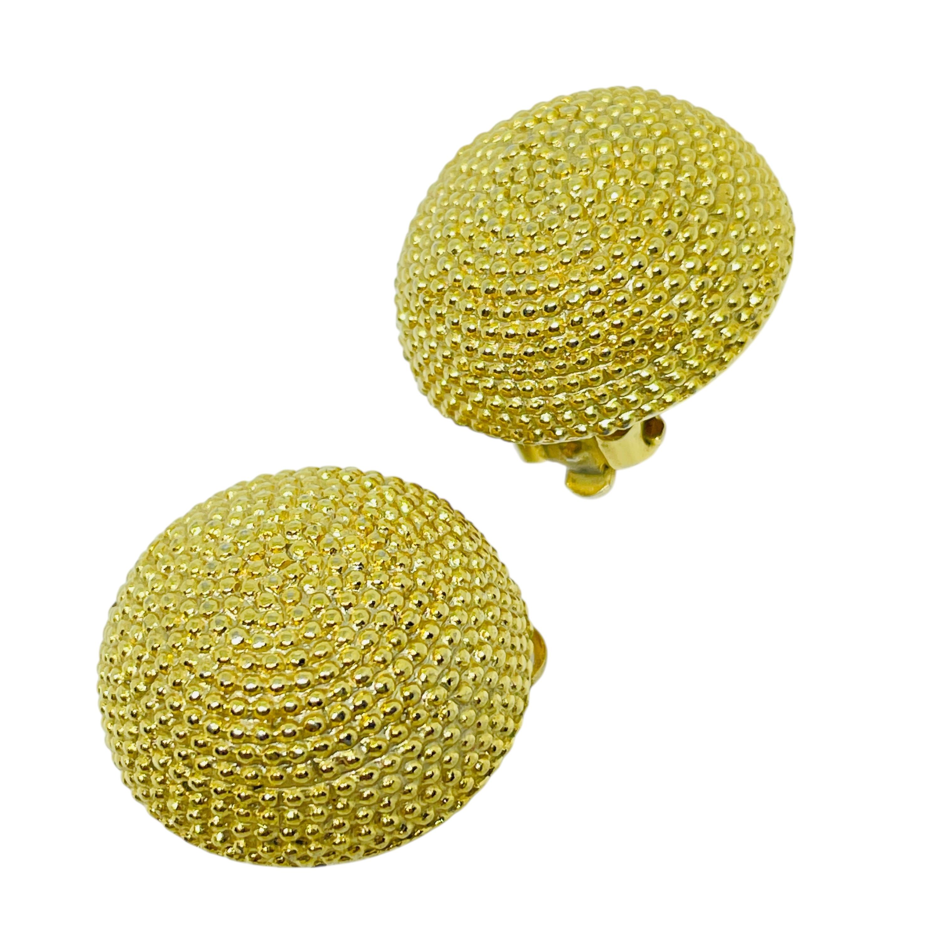 Vintage Goldton strukturierte Kuppel Designer Clip auf Ohrringe für Damen oder Herren im Angebot
