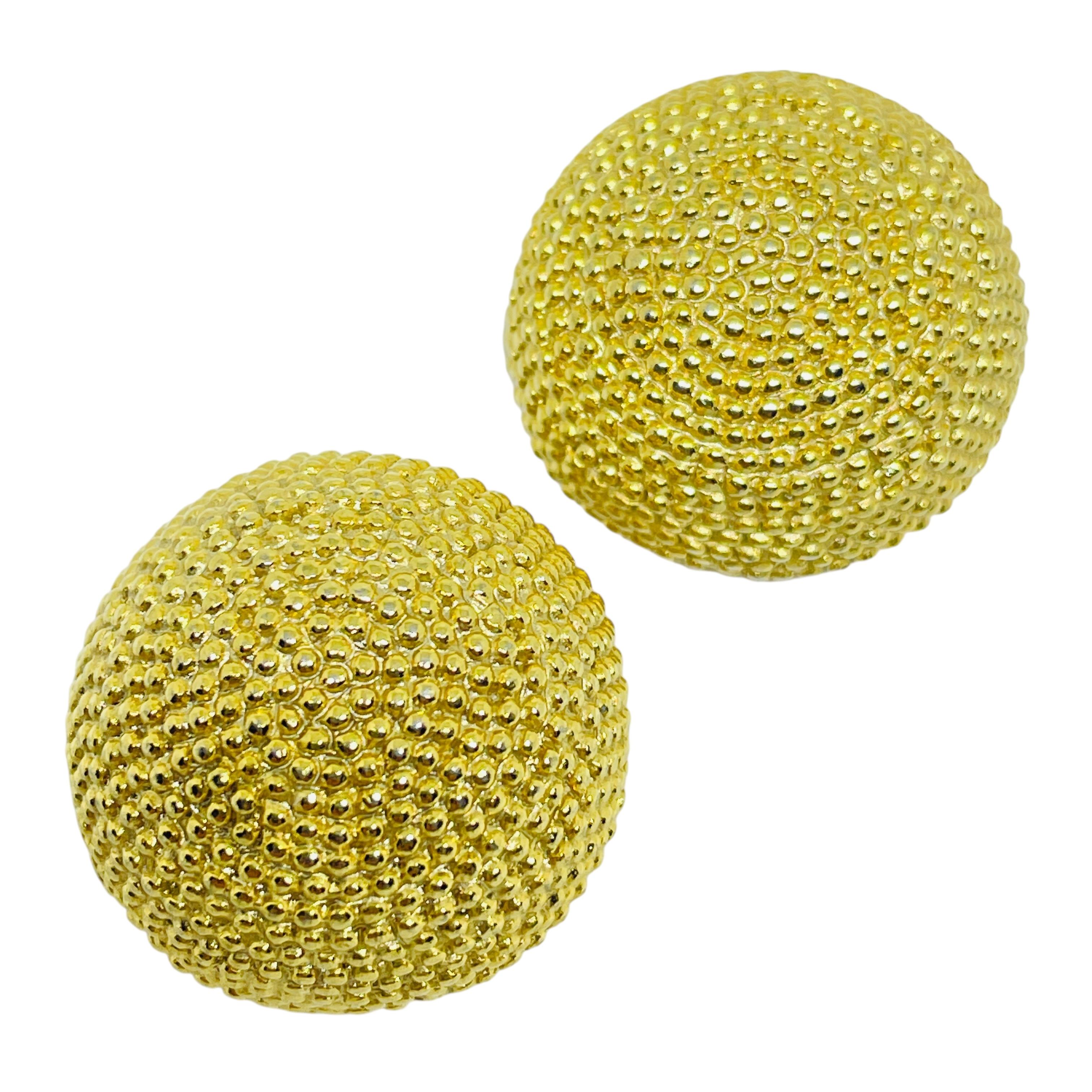 Vintage Goldton strukturierte Kuppel Designer Clip auf Ohrringe im Angebot 1