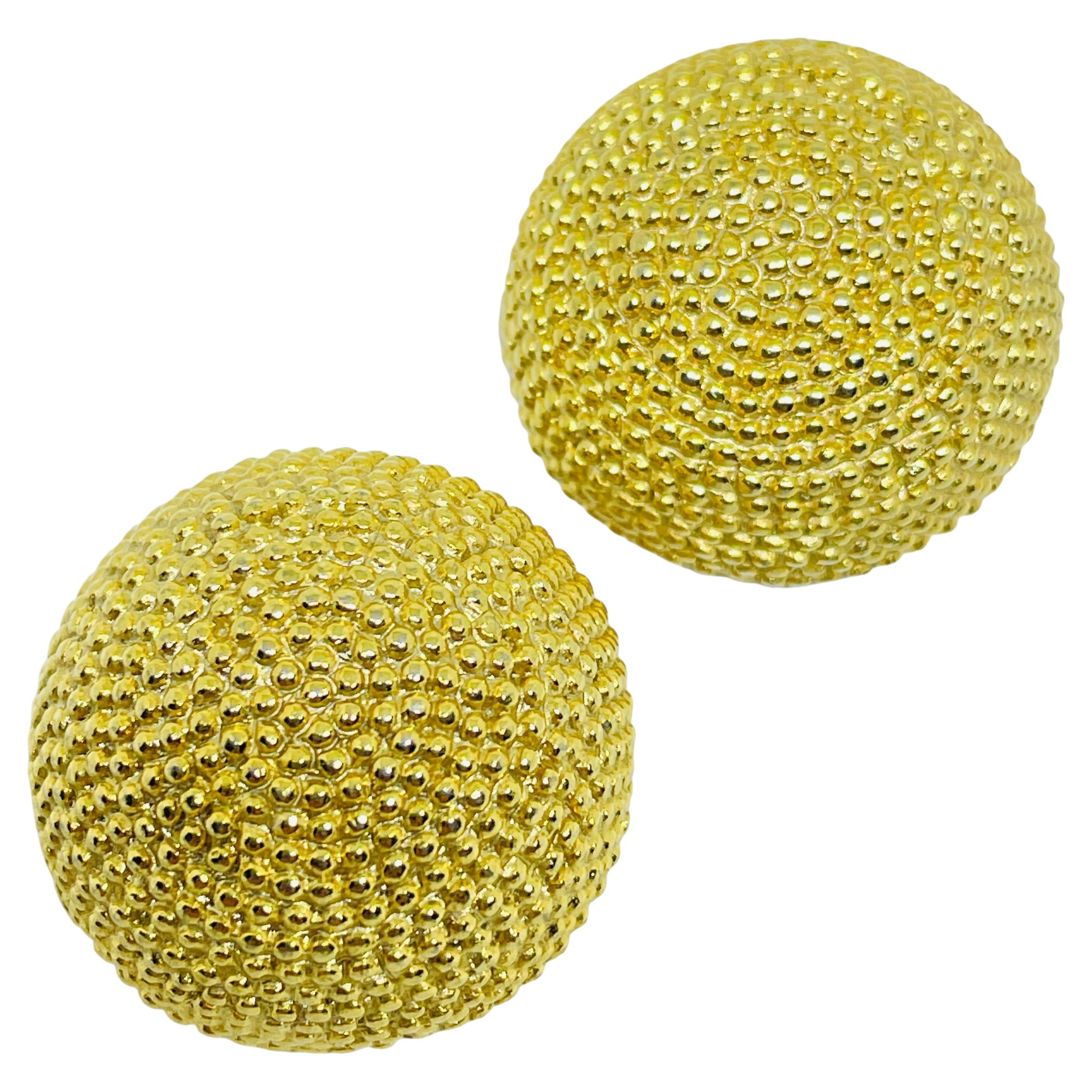 Vintage Goldton strukturierte Kuppel Designer Clip auf Ohrringe