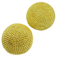 Vintage Goldton strukturierte Kuppel Designer Clip auf Ohrringe