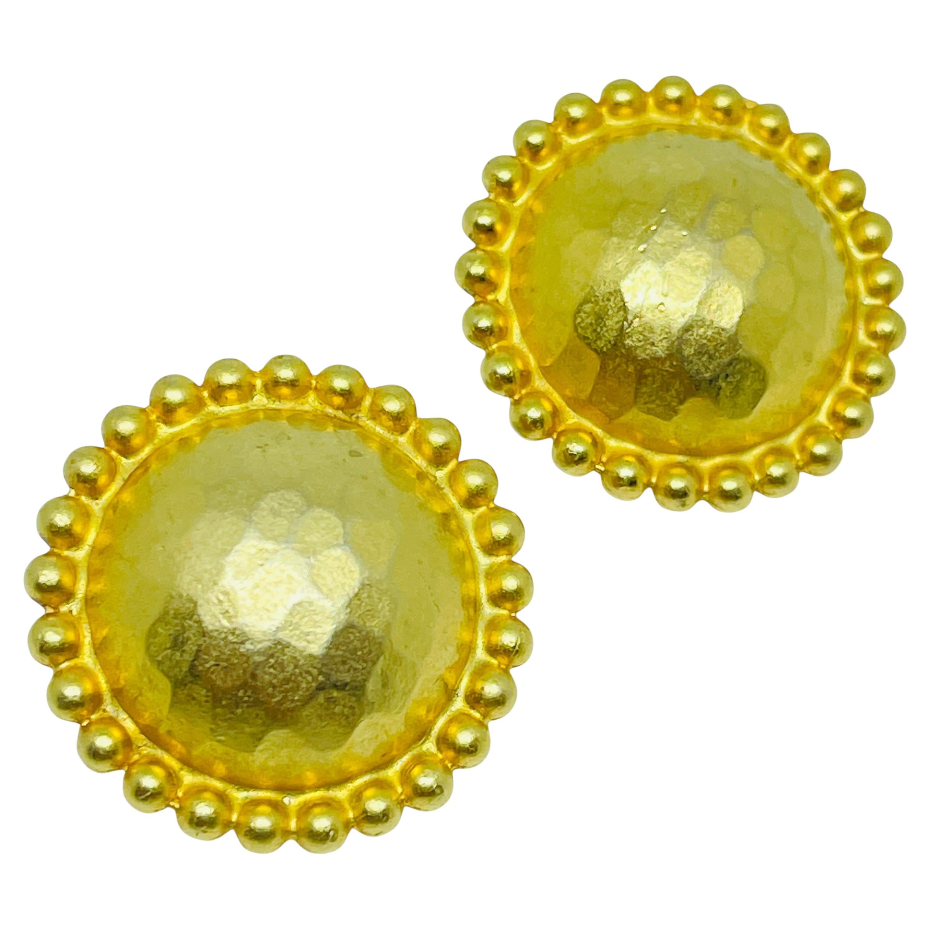 Orecchini con montatura martellata vintage in tonalità oro