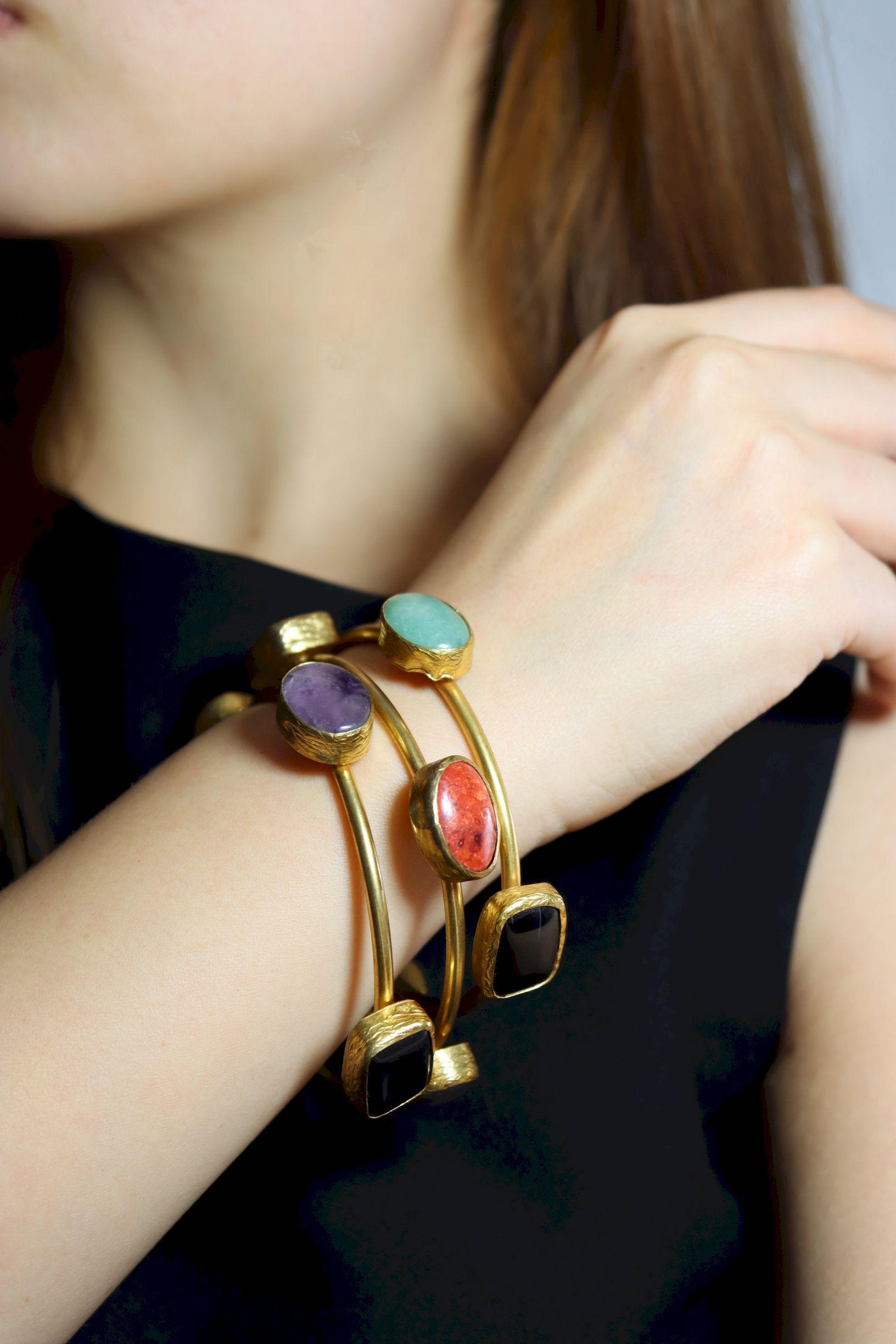 Vintage Gold Tone Three Stands Muti-Stone Armreif

Ungef�ähre Abmessungen:
20 cm (Länge) 
1,3 cm (Breite)
Gewicht: 75,9 Gramm.


** Diamanten und Farbsteine werden so weit gemessen, wie es die Fassungen zulassen, da wir in der Regel keine Steine