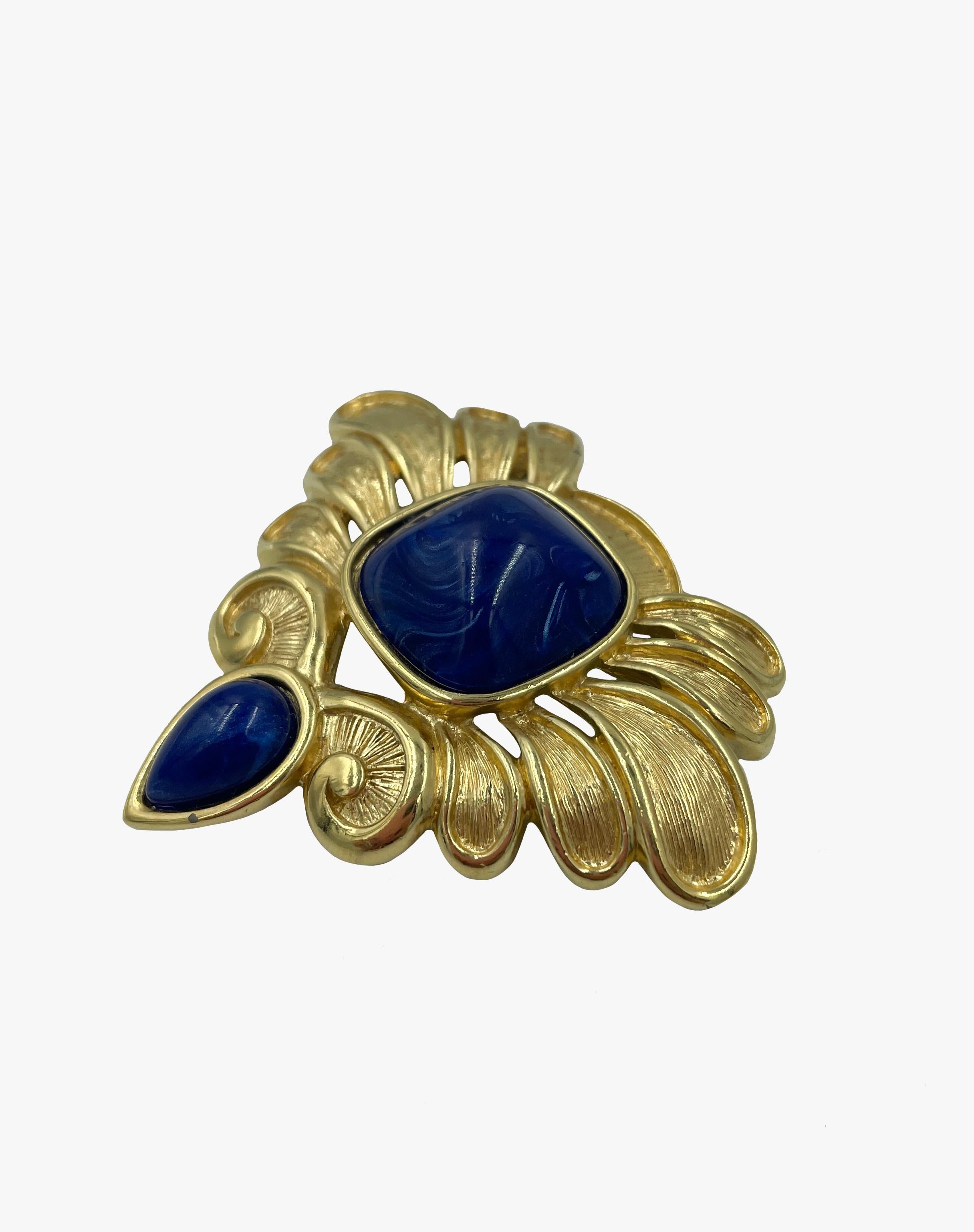 Gorgeous gold tone vintage Trifari brooch with blue inserts

Dimensions – 5 x 5 cm

Signed

Condition – very good

........Additional information ........

- Photo might be slightly different from actual item in terms of color due to the lighting