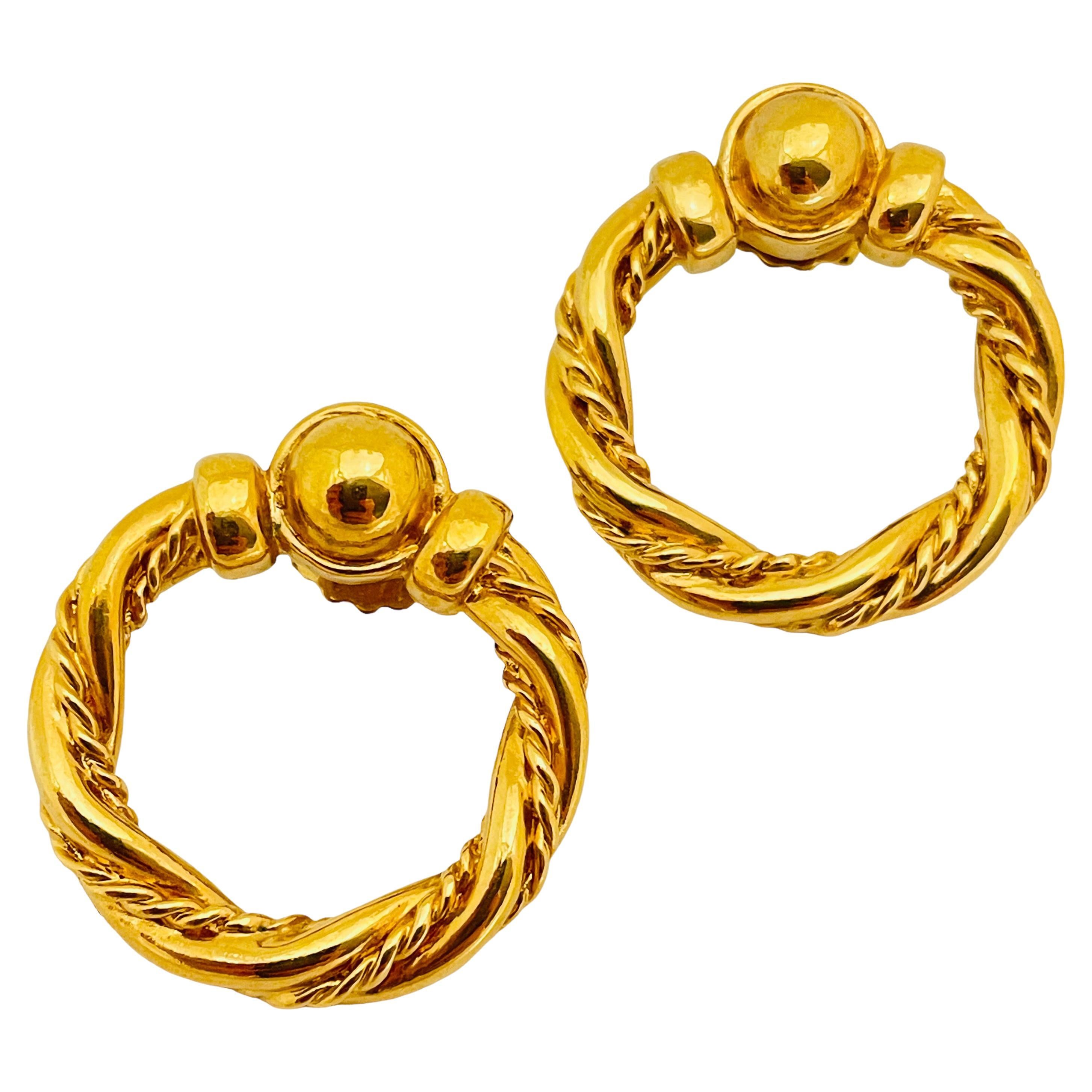 Orecchini di design a forma di bussola attorcigliata in tonalità oro vintage