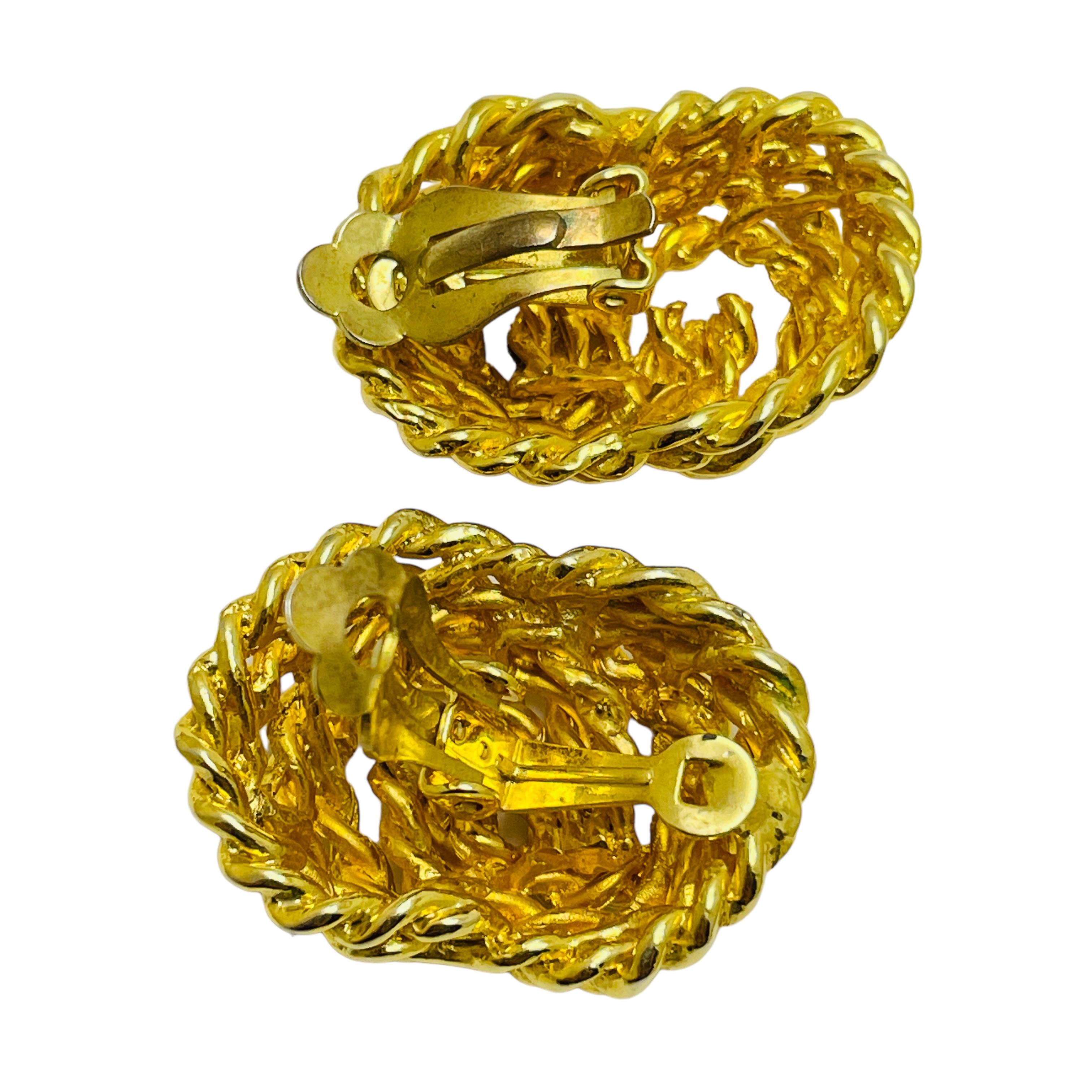 Vintage gold tone twisted rope knots designer clip on earrings In Good Condition For Sale In Palos Hills, IL