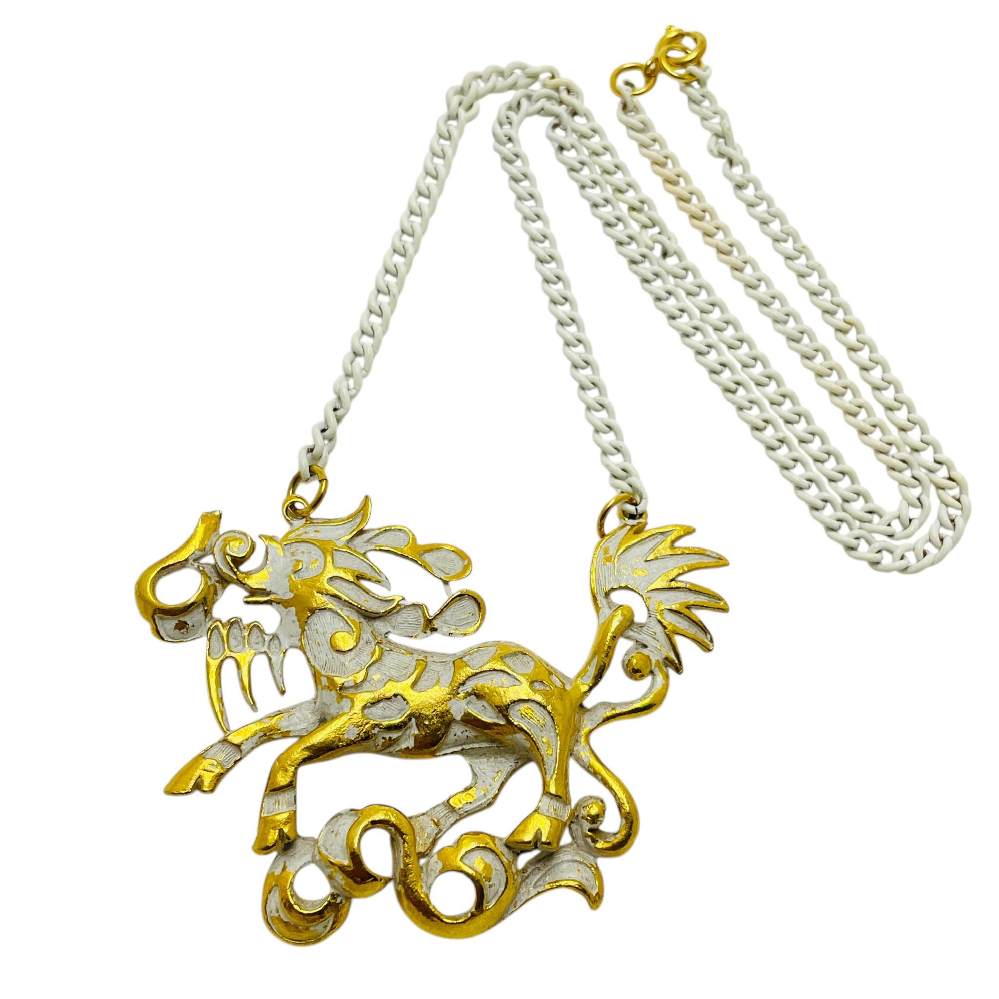 DETAILS

• unsigned 

• gold tone with enamel

• vintage designer necklace 

MEASUREMENTS  

• 

CONDITION

•  very good vintage condition with minimal signs of wear 

 Sku 48

❤️❤️  VINTAGE DESIGNER JEWELRY ❤️❤️

❤️❤️  ALEXANDER’S BOUTIQUE  ❤️❤️  