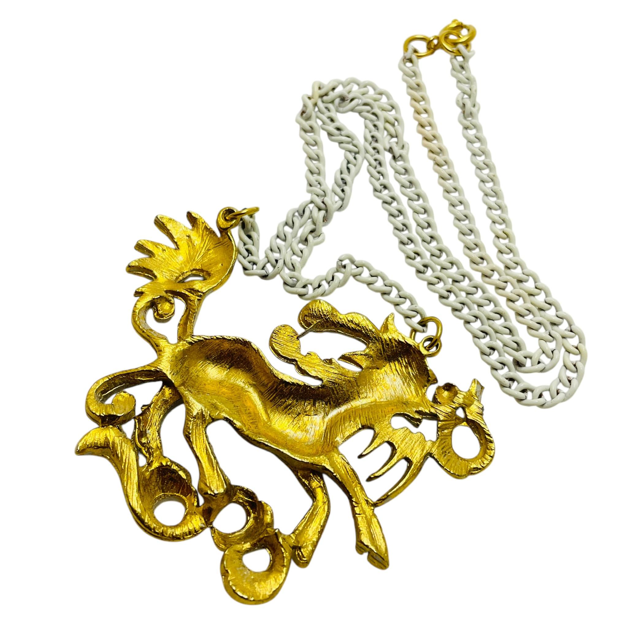 Vintage gold tone white enamel dragon necklace In Good Condition For Sale In Palos Hills, IL