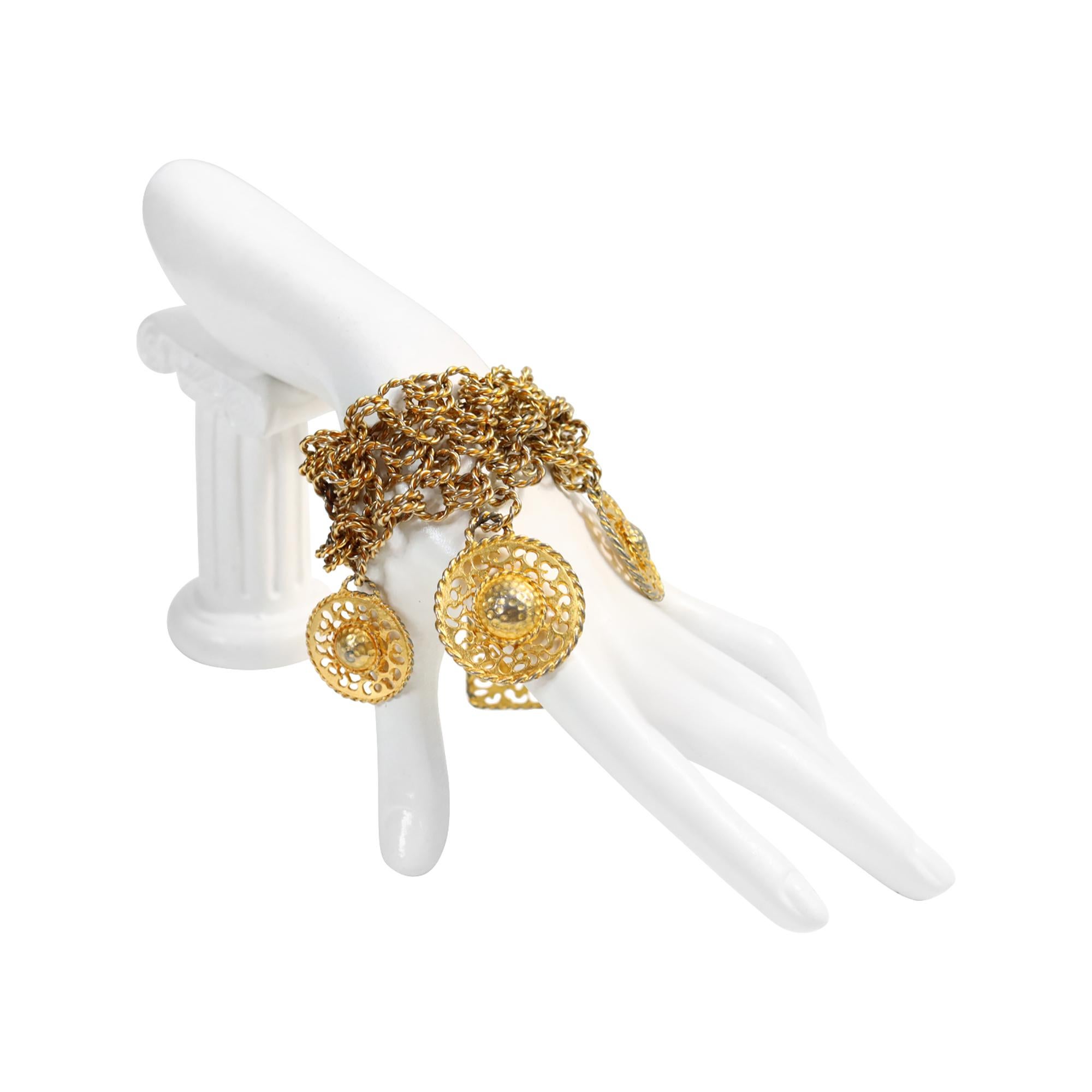 Vintage Gold-Ton Wide Dangling Discs Armband, circa 1980er Jahre. Es gibt drei Reihen von Ketten mit jeweils vier verschiedenen Designs. Es sieht in der Hand einfach toll aus. Sie kann allein oder zusammen mit anderen ähnlichen Schmuckstücken