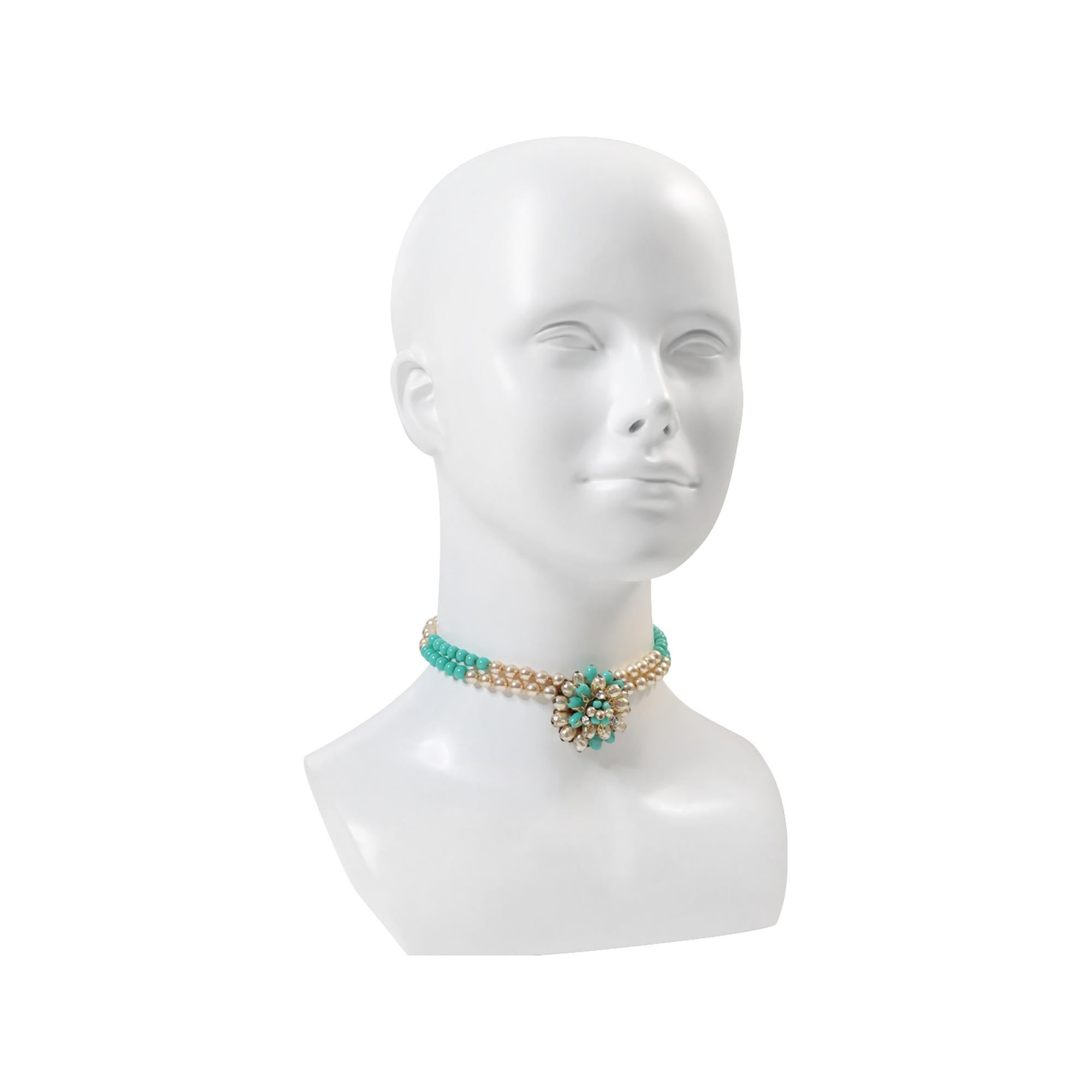 Gargantilla vintage en tono dorado con perlas de imitación y turquesa Circa años 50. Este elegante collar pequeño de dos vueltas está anclado con una pequeña flor en 3D en la parte delantera que presenta tres capas.  La capa superior tiene una