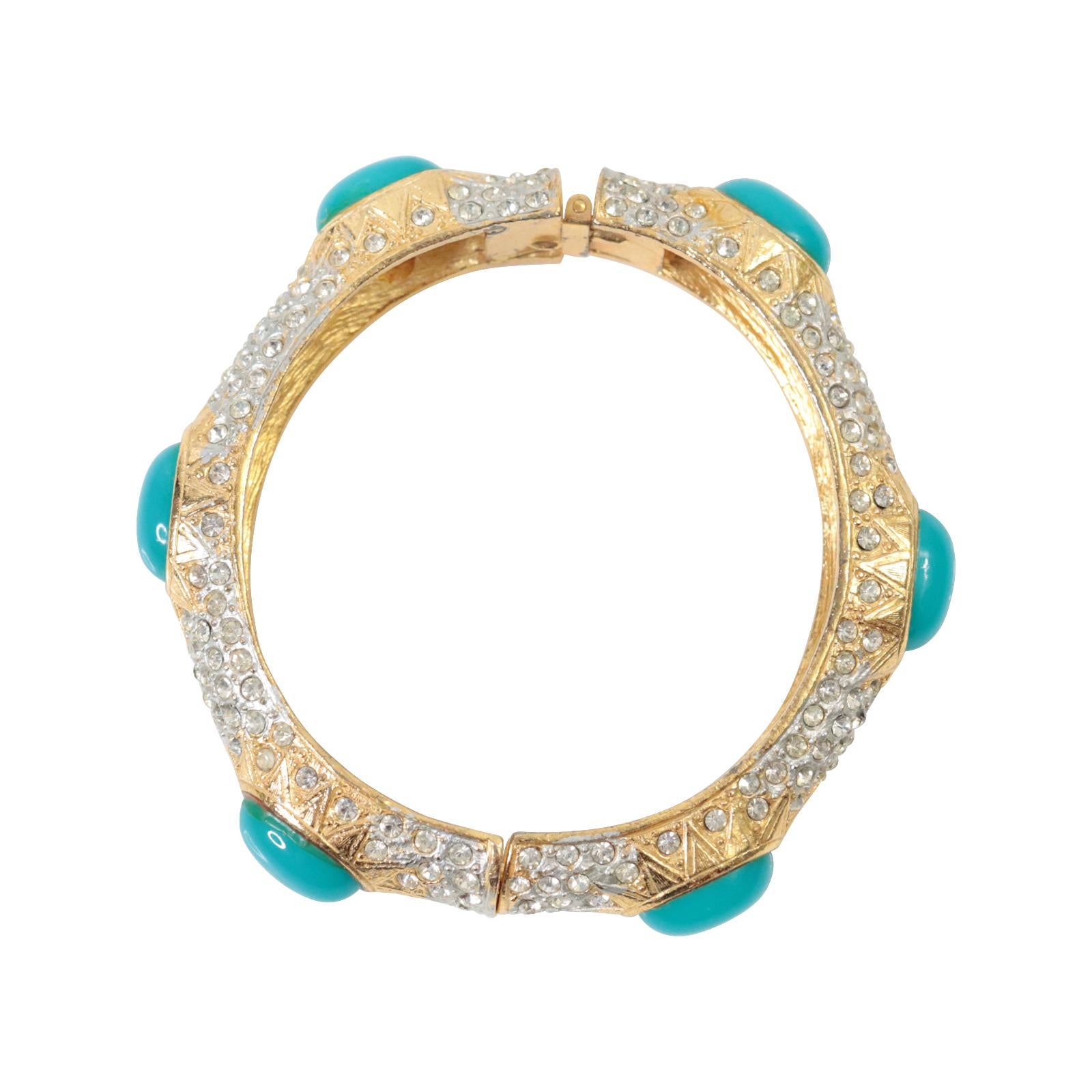Pulsera vintage dorada con turquesa de imitación y diamantes Circa años 80. Se trata de una pulsera bien hecha y sustancial. La pulsera presenta una cúpula de turquesa de imitación en el centro, rodeada de oro brillante y diferentes tonos de