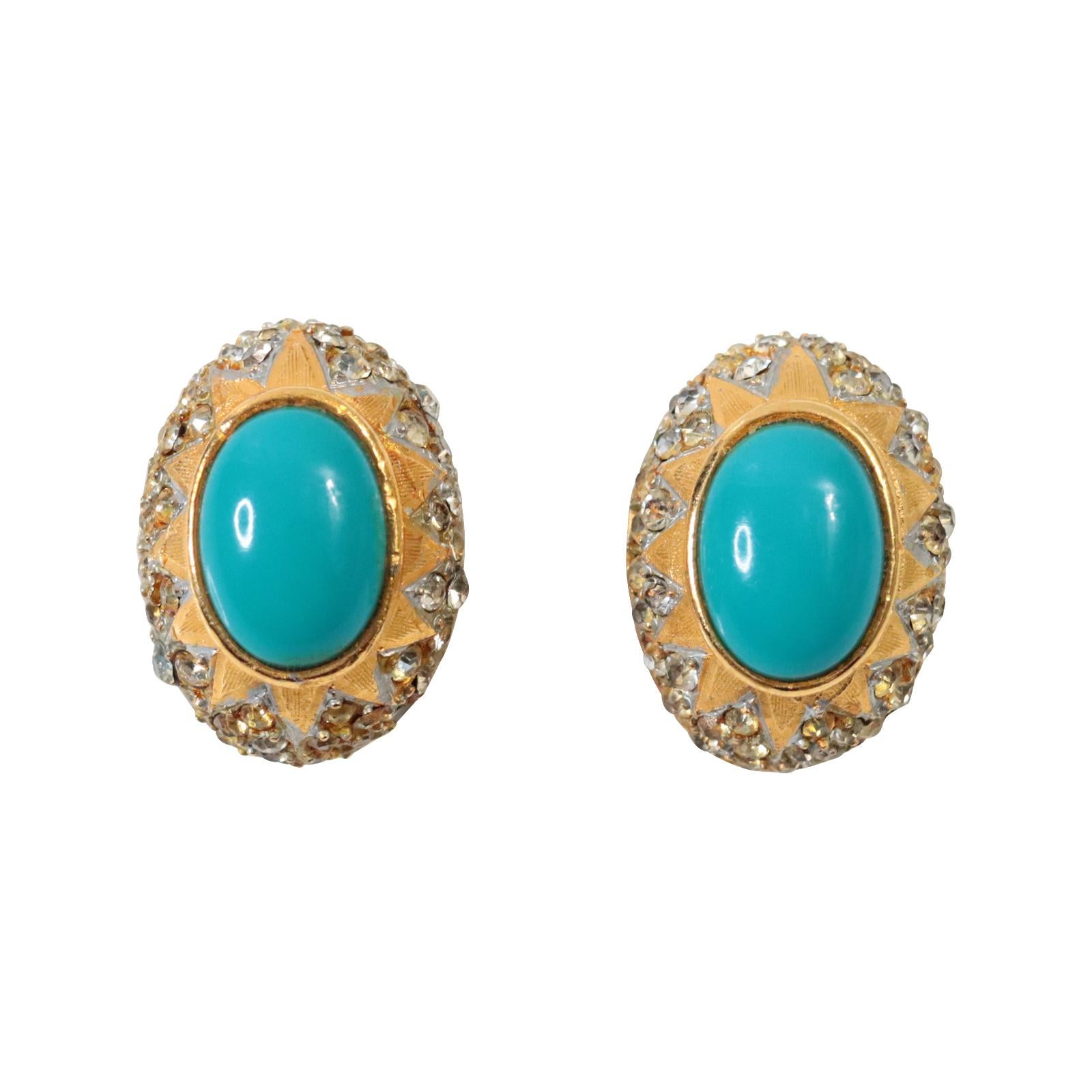 Tono Dorado Vintage Con Turquesa Falsa y Diamante  Pendientes Circa 1980s. Son unos pendientes bien hechos y sustanciosos. Los pendientes presentan una cúpula de turquesa de imitación en el centro, rodeada de oro brillante y diferentes tonos de