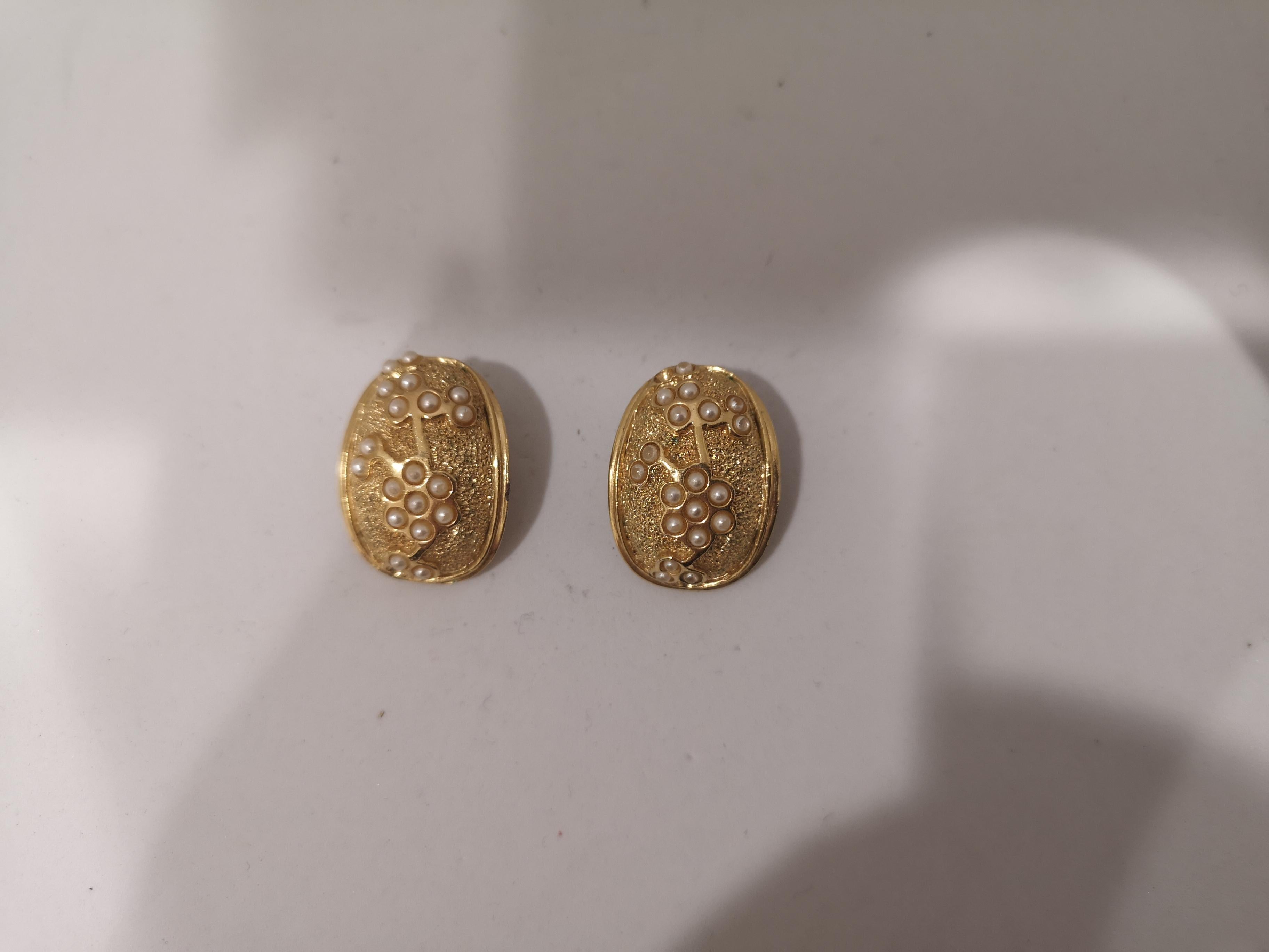Vintage gold tone with small white faux pearls clip on earrings In Good Condition In Capri, IT