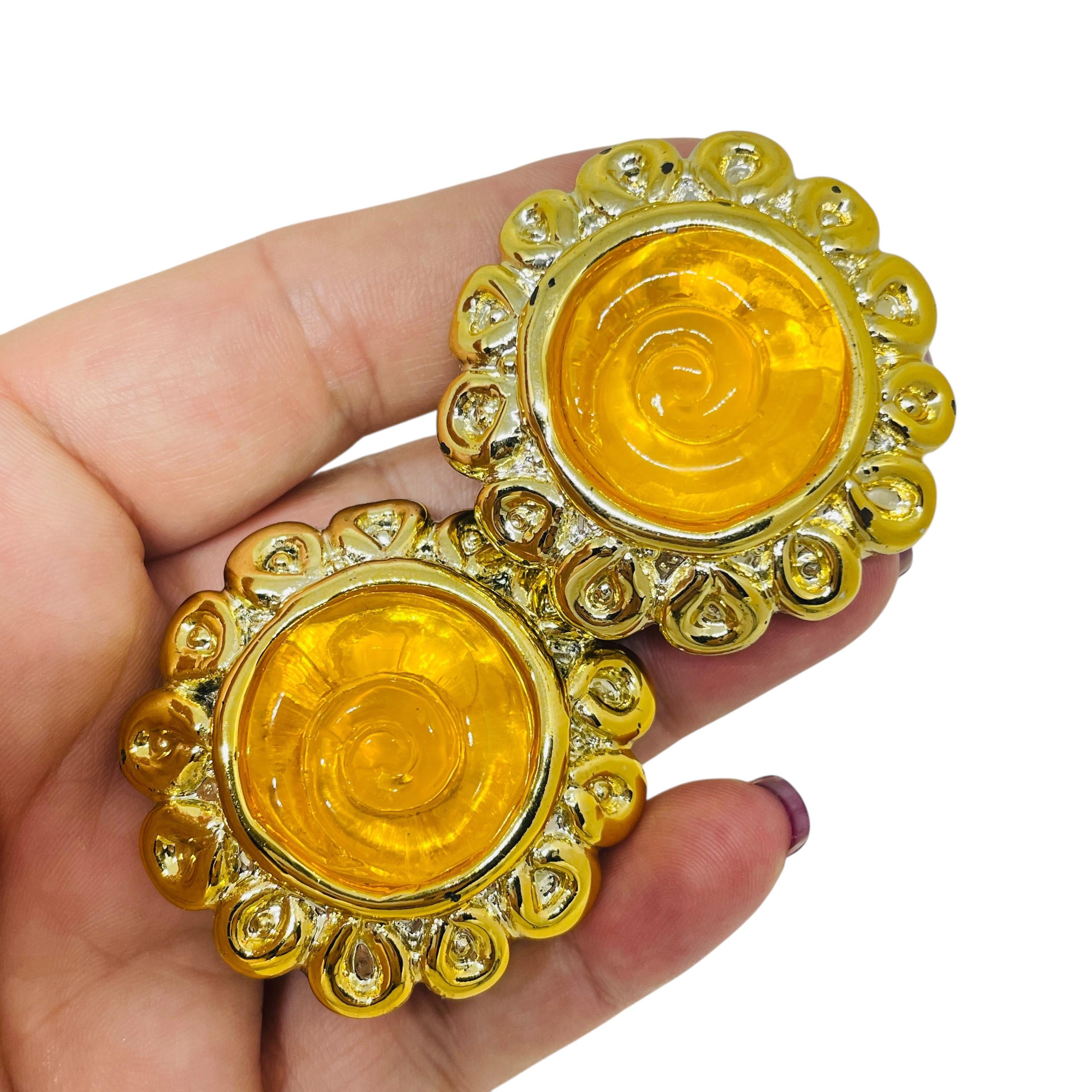 DETAILS

• unsigned 

• made out of resin

• vintage designer earrings
 
MEASUREMENTS  

• CONDITION

•  very good vintage condition with minimal signs of wear 

 Sku 54

❤️❤️   VINTAGE DESIGNER JEWELRY   ❤️❤️

❤️❤️  ALEXANDER’S BOUTIQUE  ❤️❤️