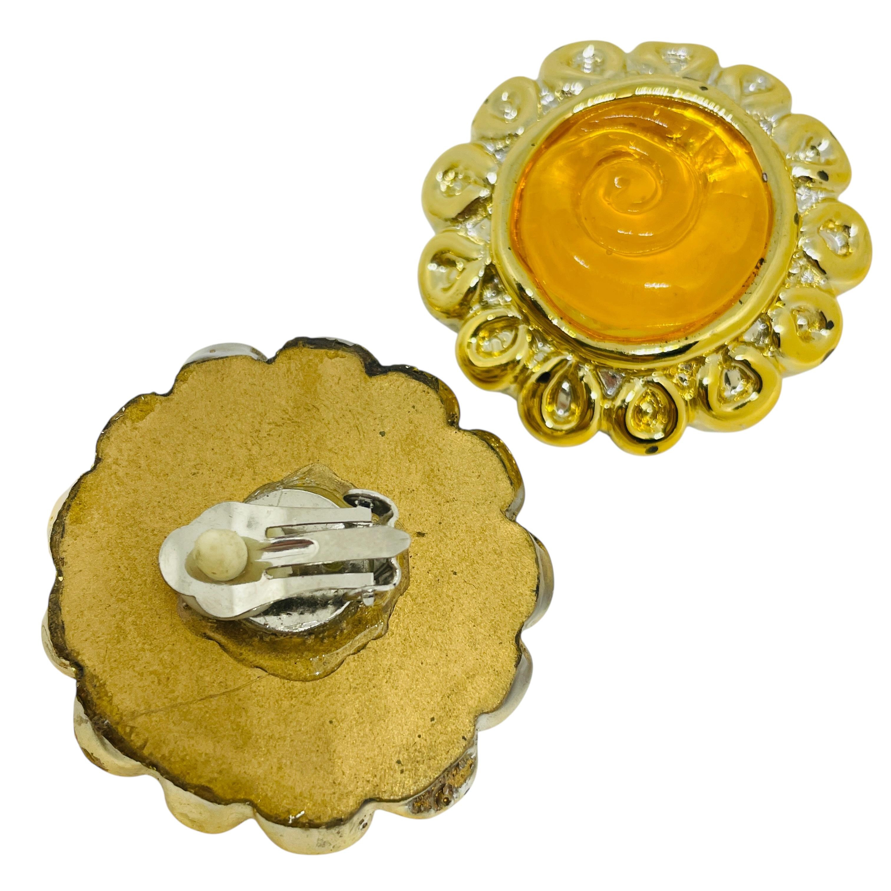 Vintage gold tone yellow resin designer 80's clip on earrings In Good Condition For Sale In Palos Hills, IL