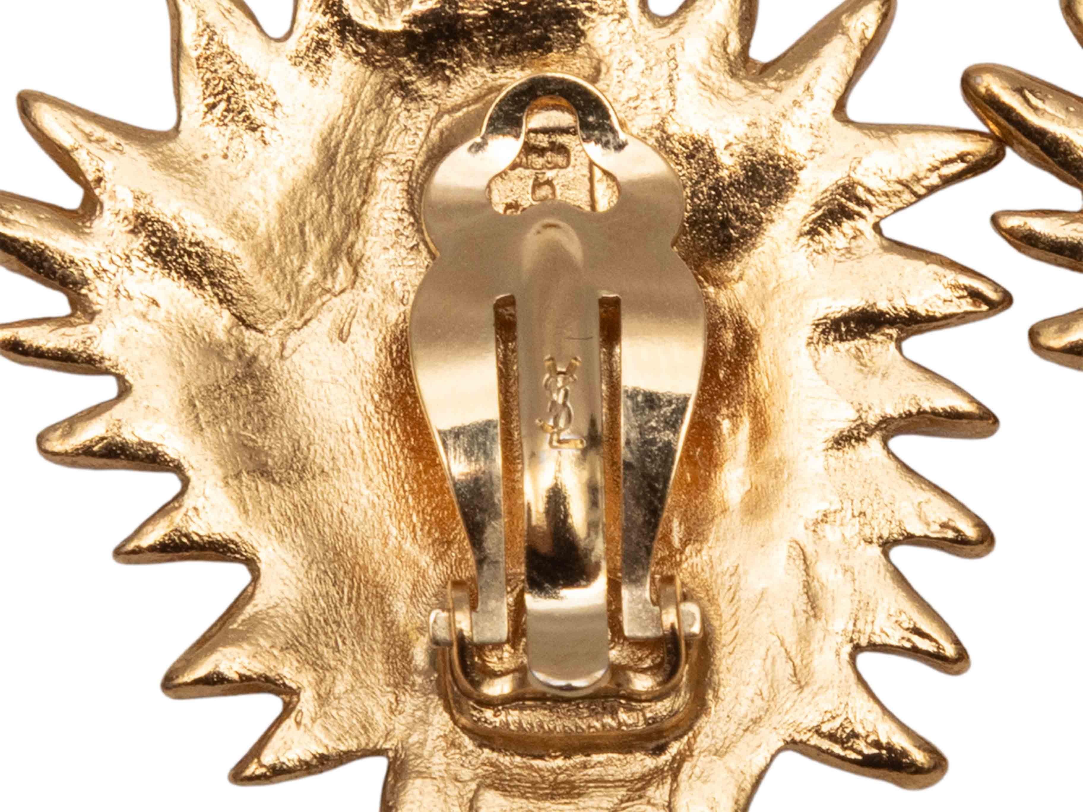 Orecchini a clip Sun King in metallo dorato vintage di Yves Saint Laurent. Larghezza 1,25