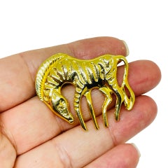 Spilla di design vintage in tonalità oro con animali zebrati
