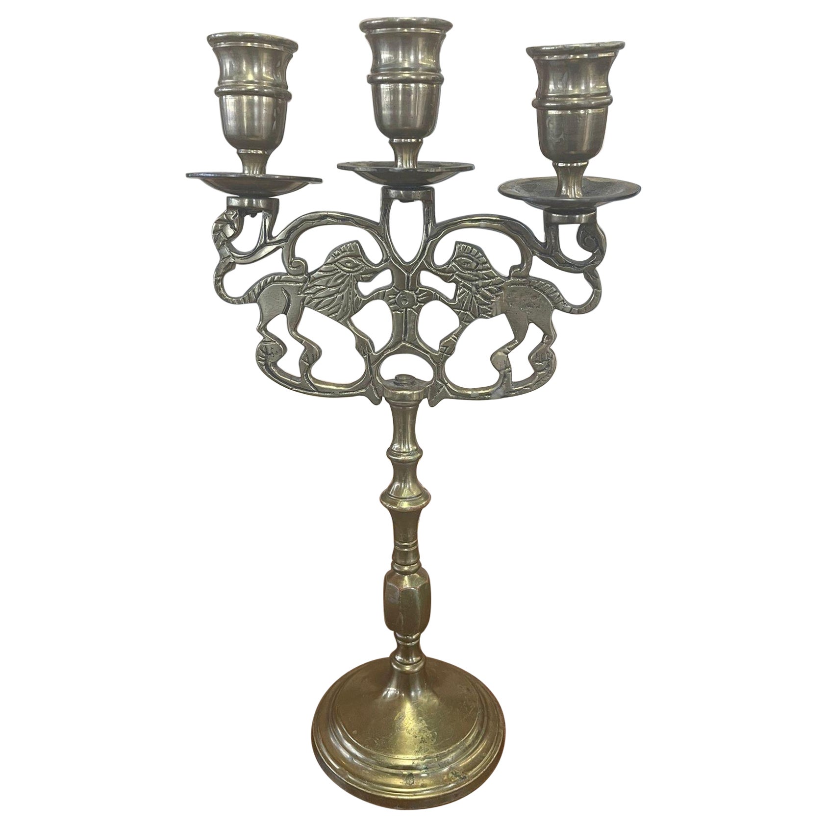 Candelabro vintage dorado con motivo de león.