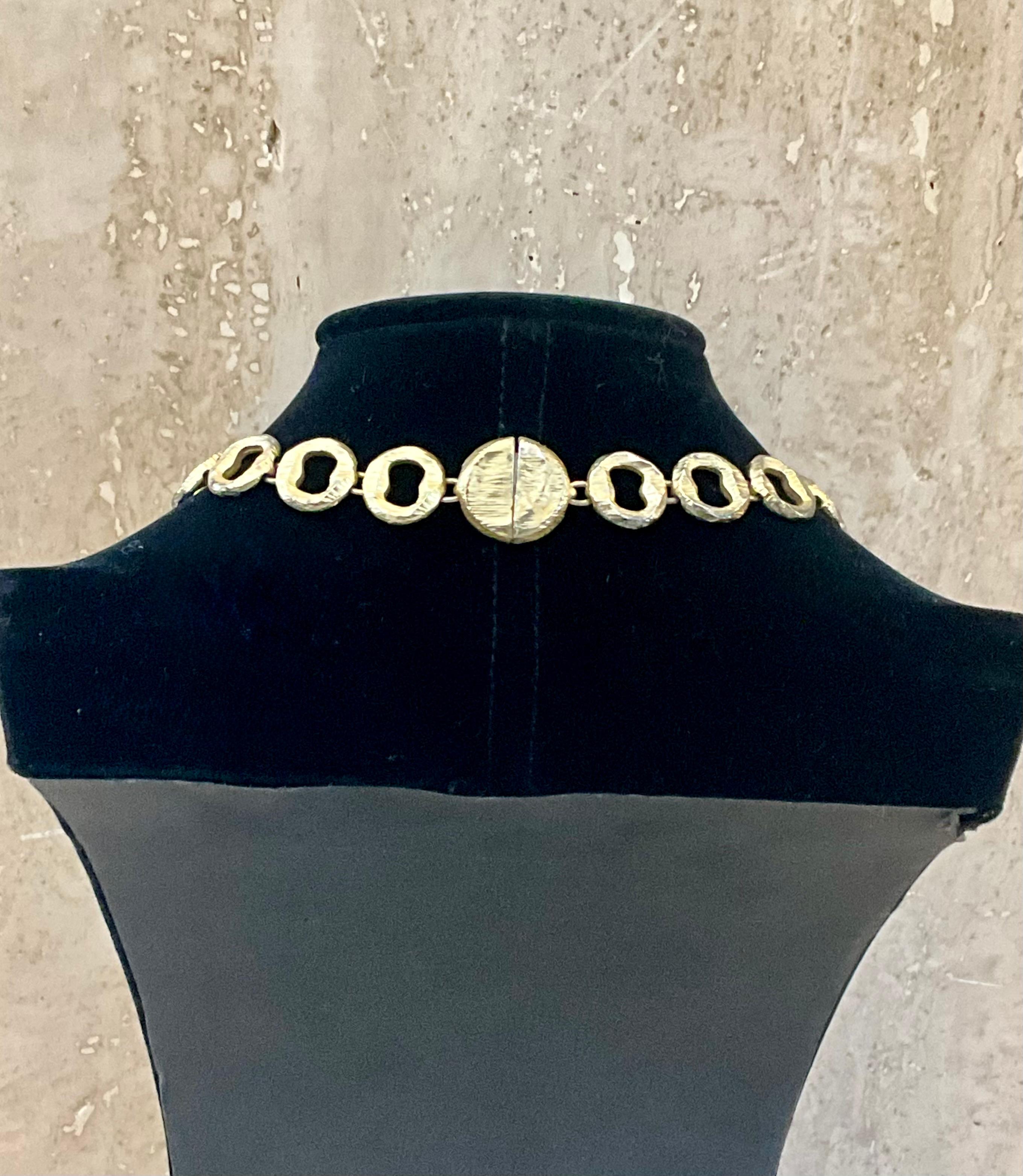Collana a cerchi aperti martellati vintage in tonalità oro in vendita 1