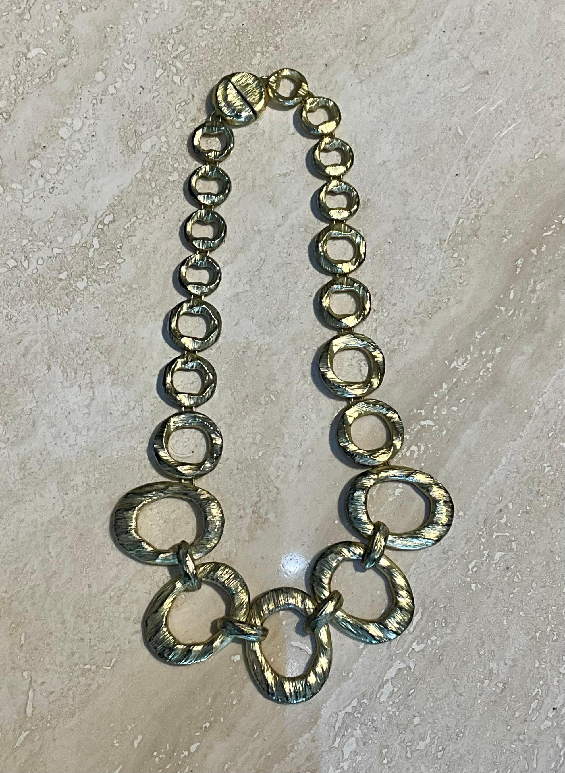 Collana a cerchi aperti martellati vintage in tonalità oro in vendita 2